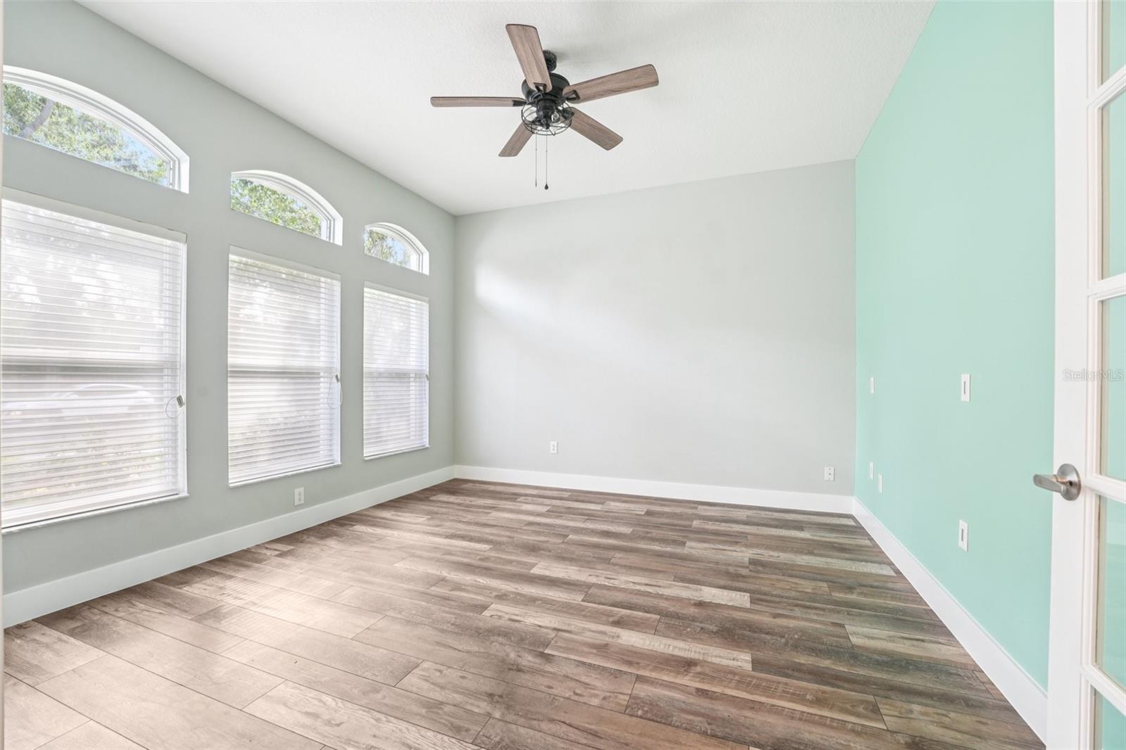 Image 15 of 36 For 18712 Forest Glen Court