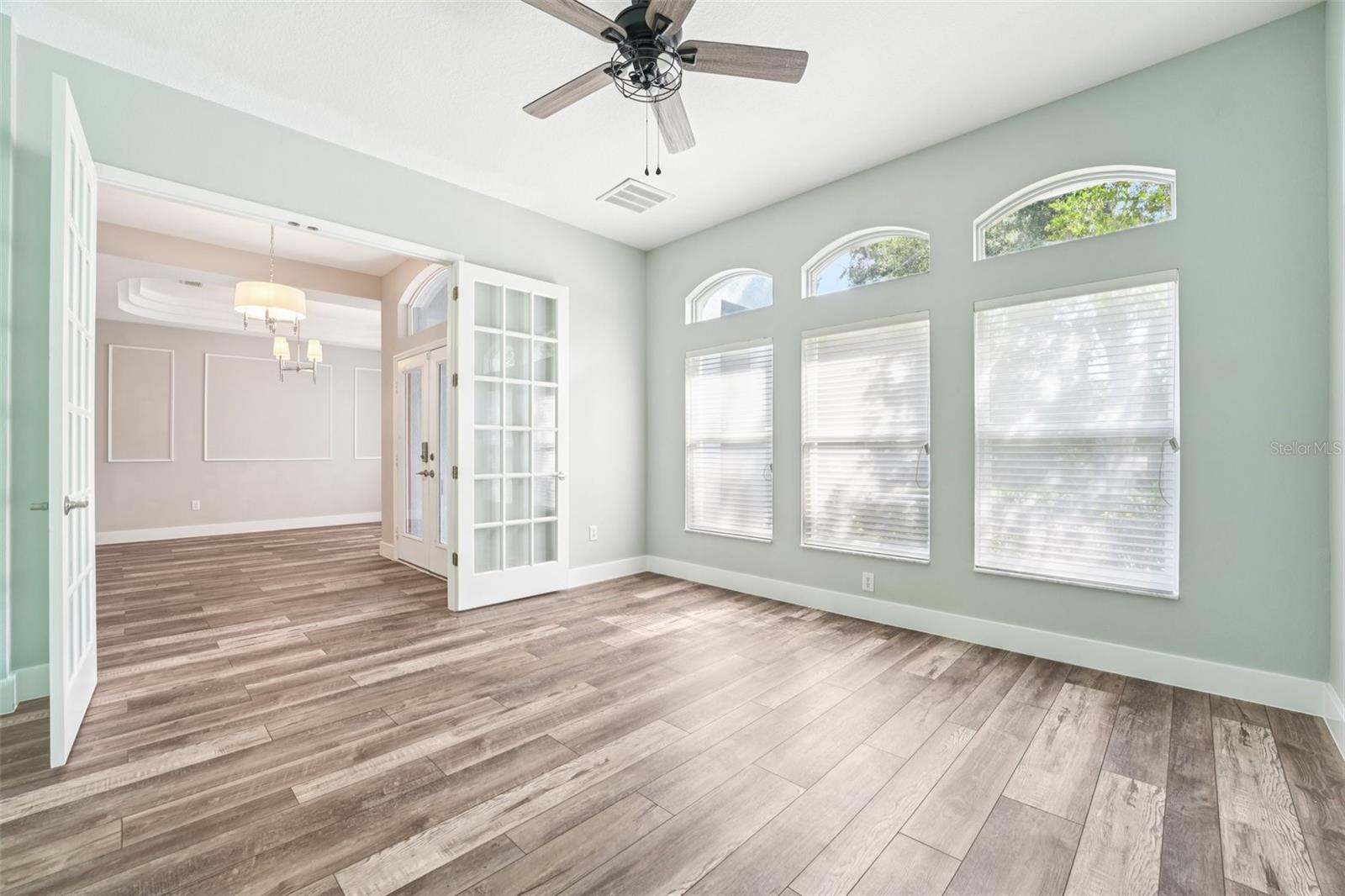 Image 16 of 36 For 18712 Forest Glen Court