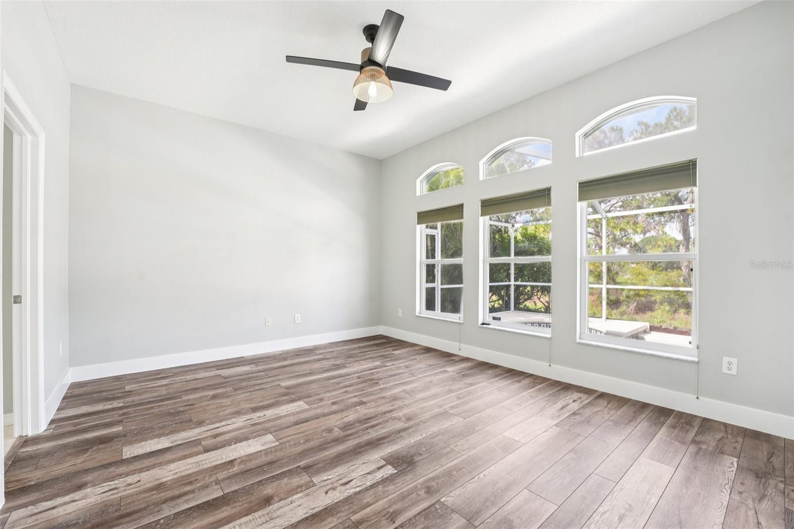 Image 19 of 36 For 18712 Forest Glen Court