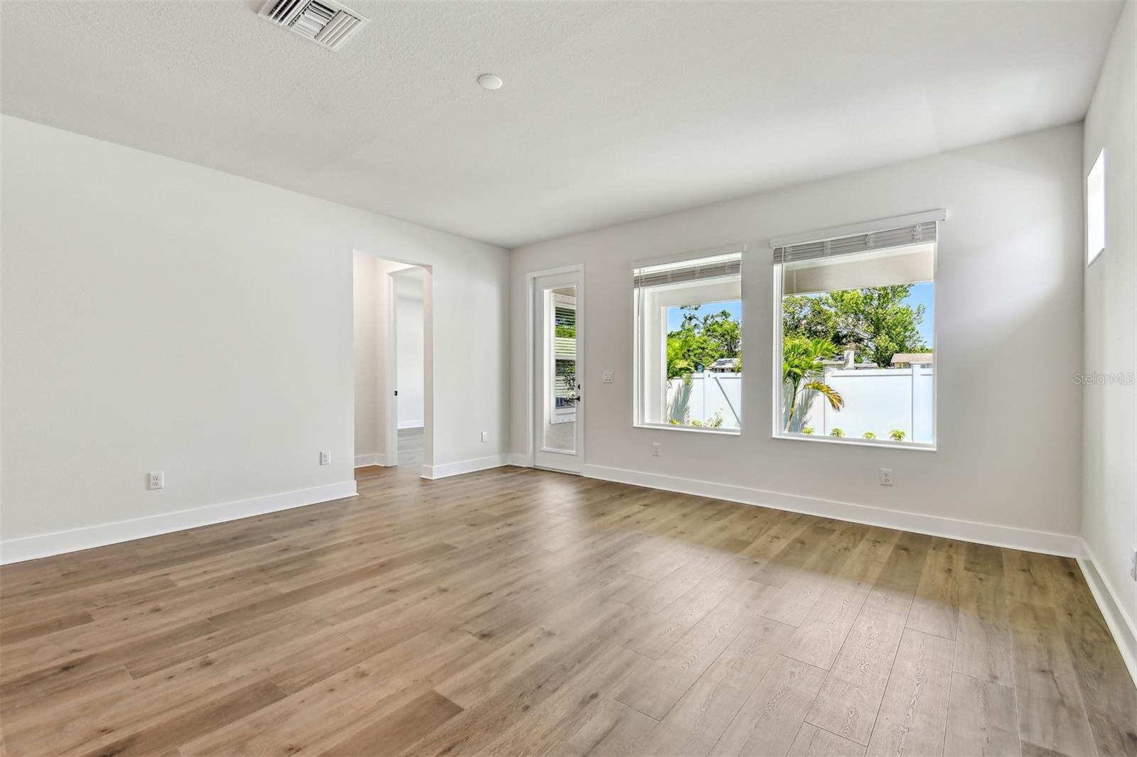 Listing photo id 12 for 3110 19th Street N