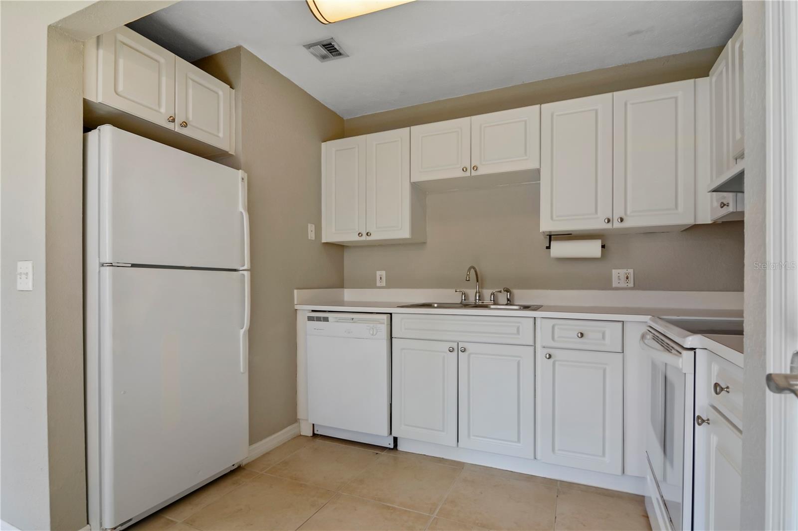 Listing photo id 8 for 13758 Orange Sunset Drive 202