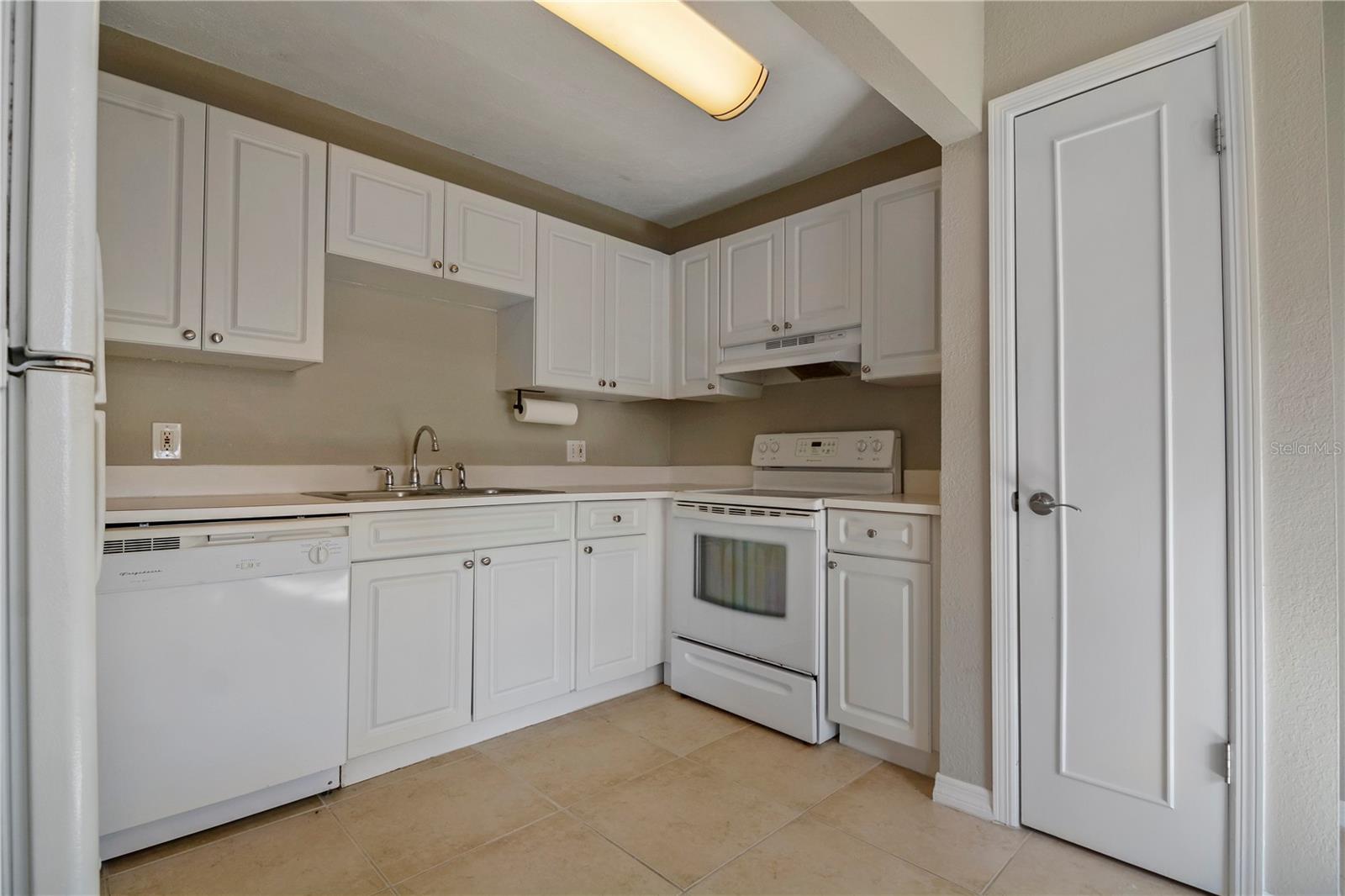 Listing photo id 9 for 13758 Orange Sunset Drive 202
