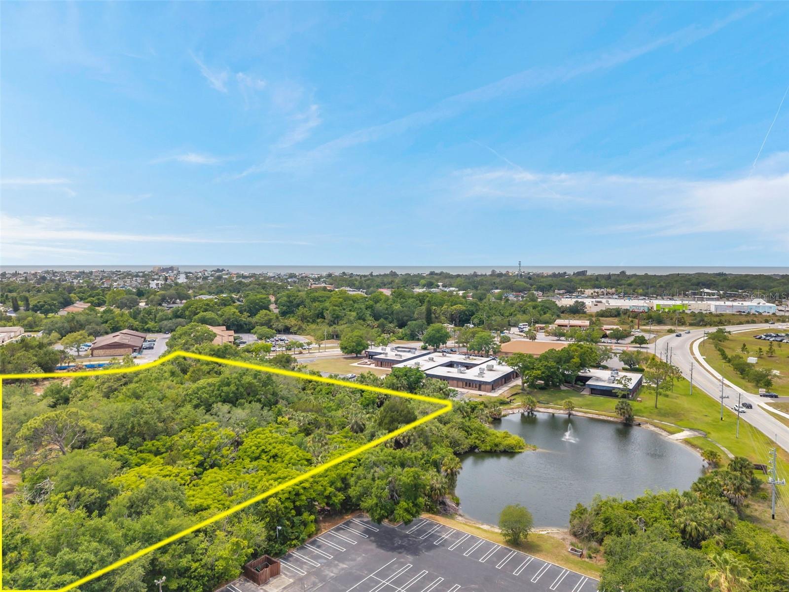 Listing photo id 8 for Lakeshore Boulevard