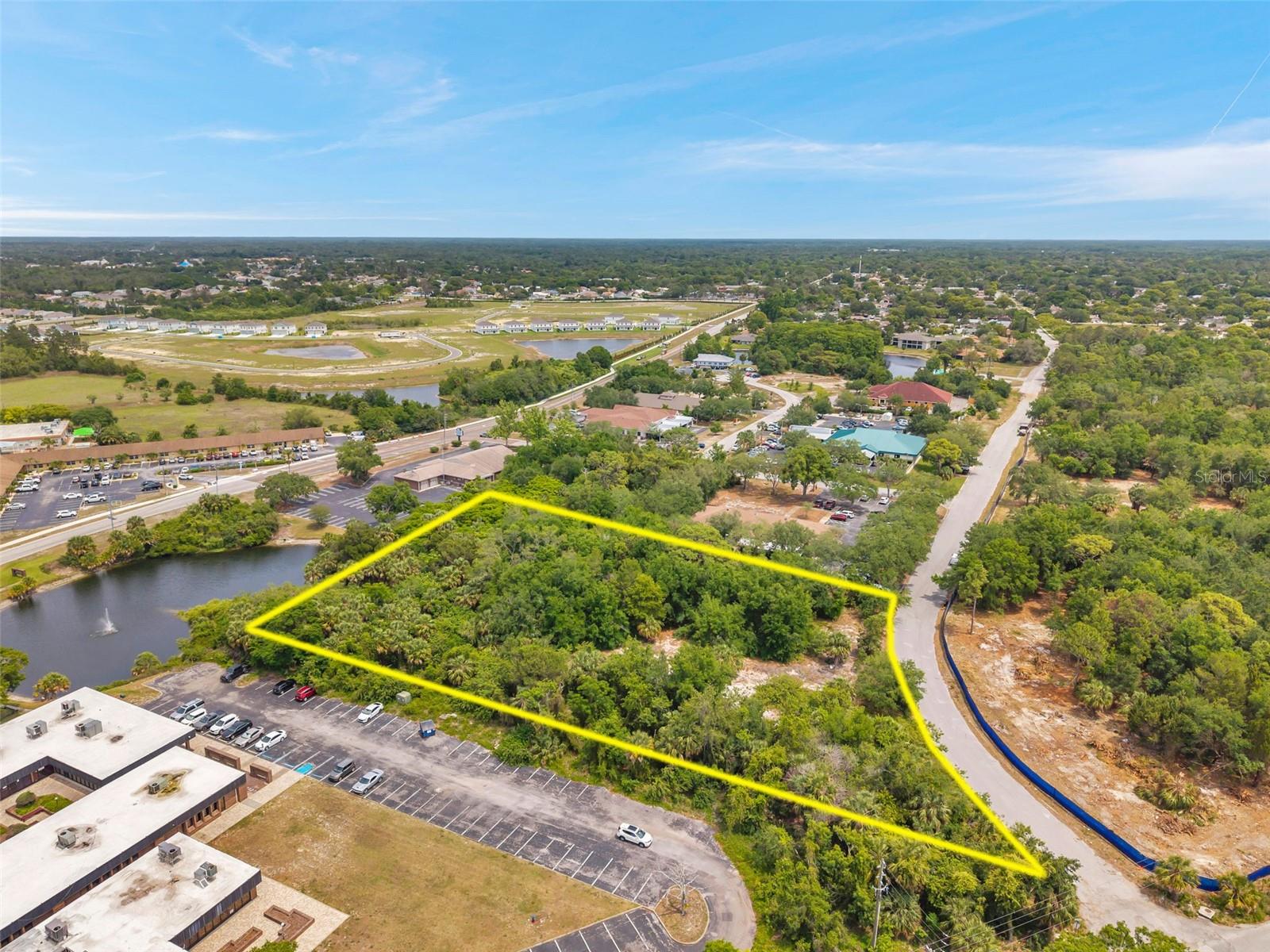 Listing photo id 11 for Lakeshore Boulevard