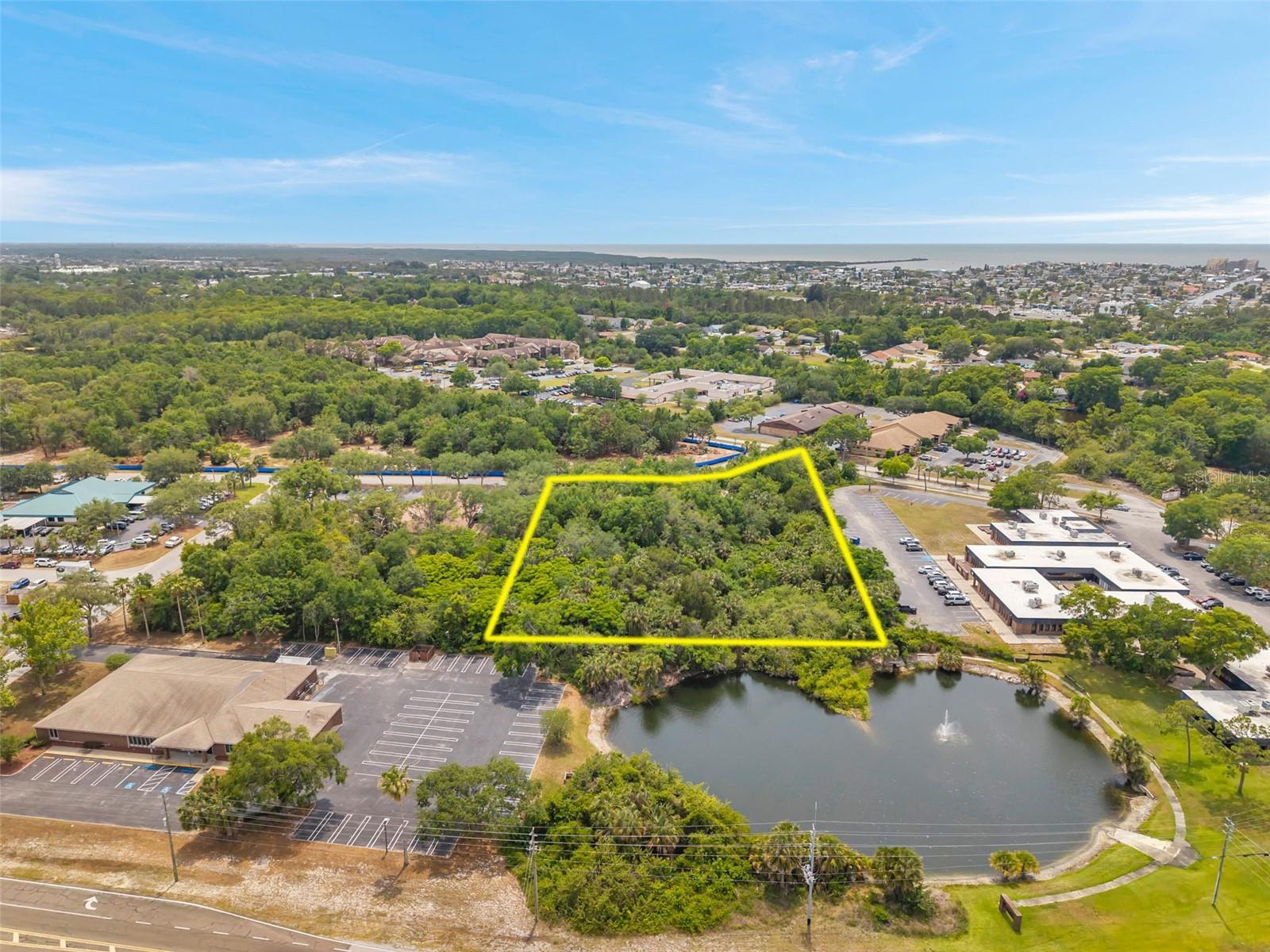 Listing photo id 14 for Lakeshore Boulevard