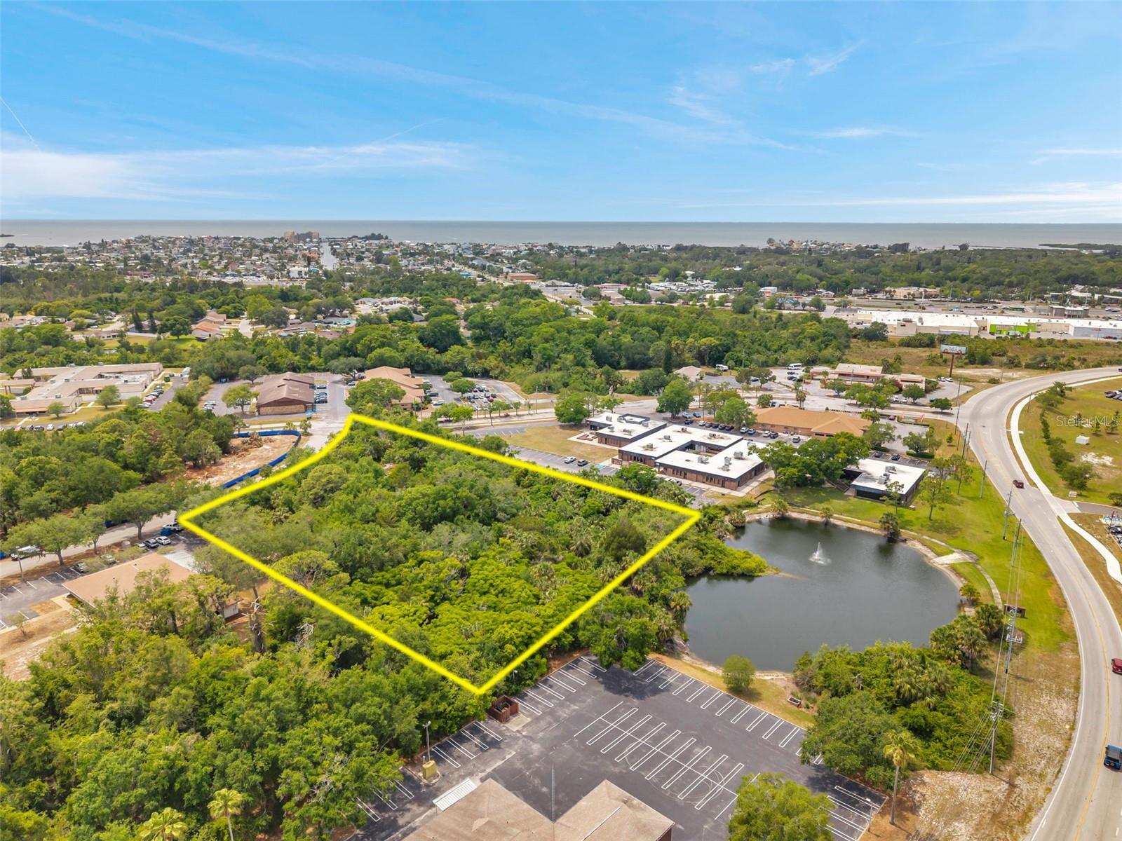 Listing photo id 15 for Lakeshore Boulevard
