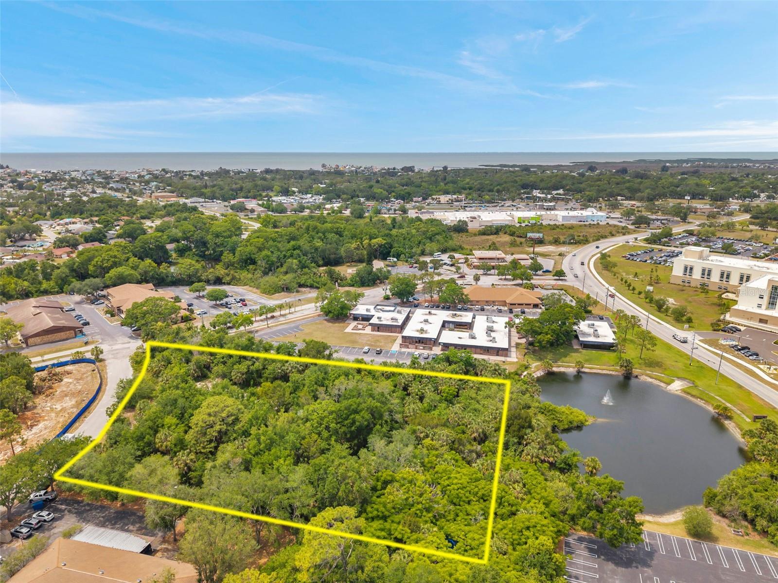 Listing photo id 16 for Lakeshore Boulevard