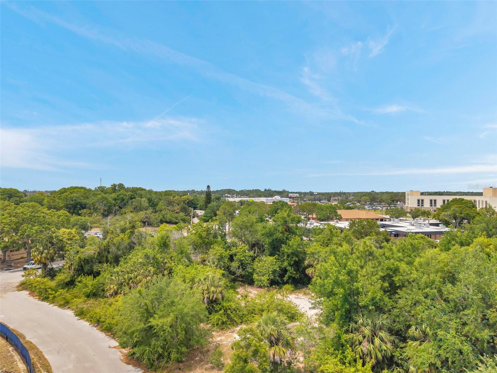 Listing photo id 27 for Lakeshore Boulevard