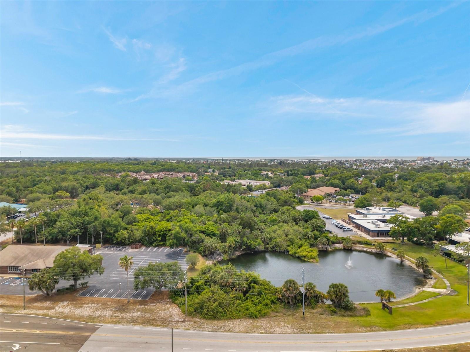 Listing photo id 32 for Lakeshore Boulevard