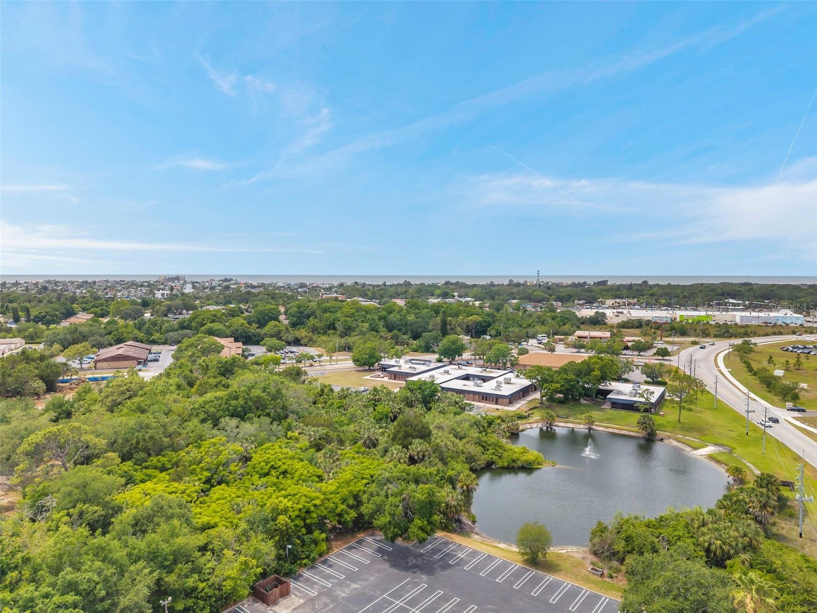 Listing photo id 33 for Lakeshore Boulevard