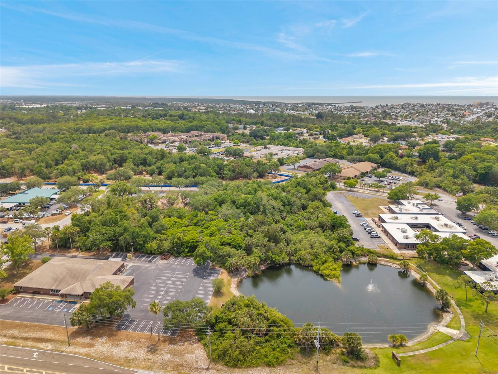 Listing photo id 40 for Lakeshore Boulevard