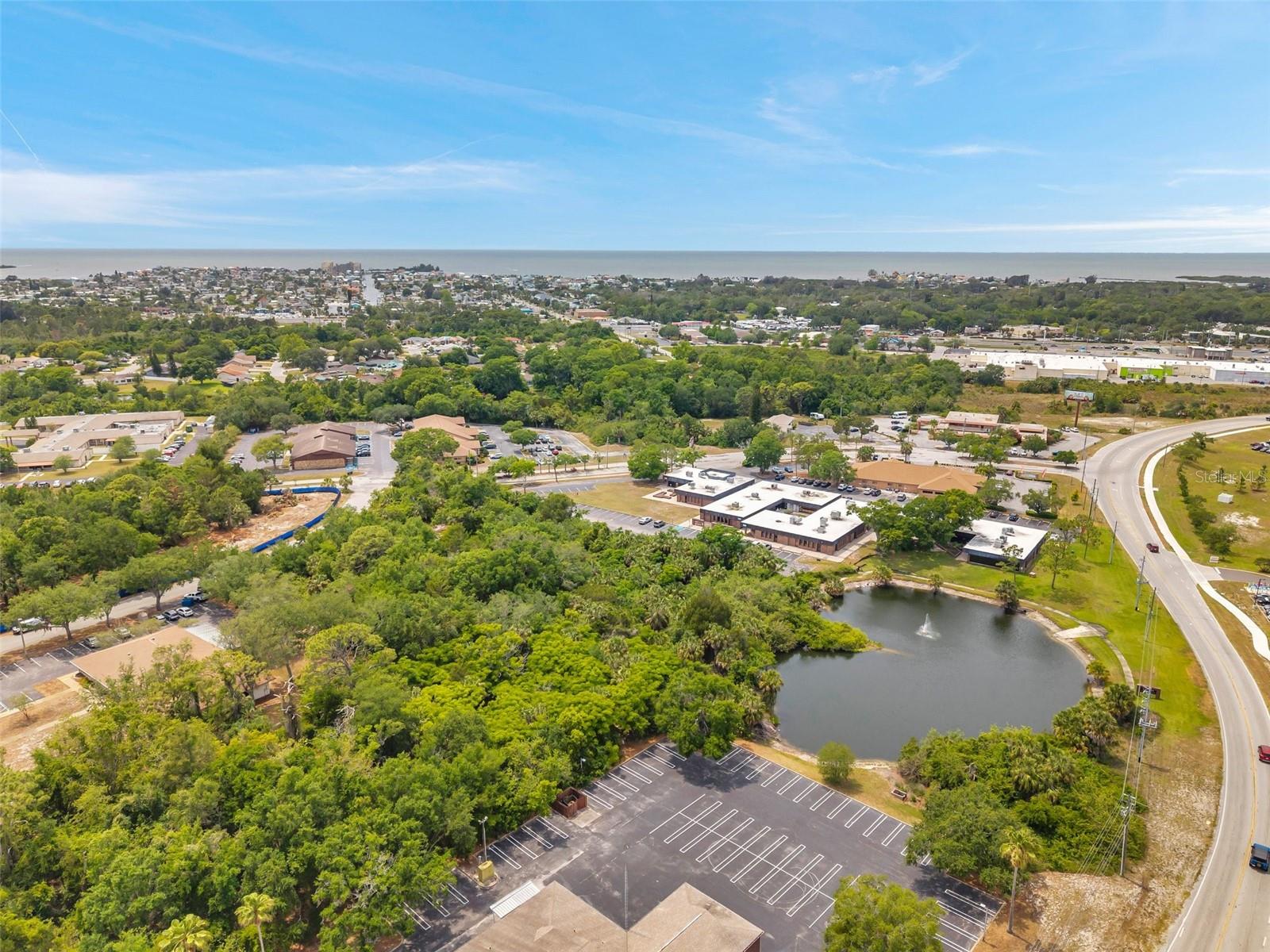 Listing photo id 41 for Lakeshore Boulevard