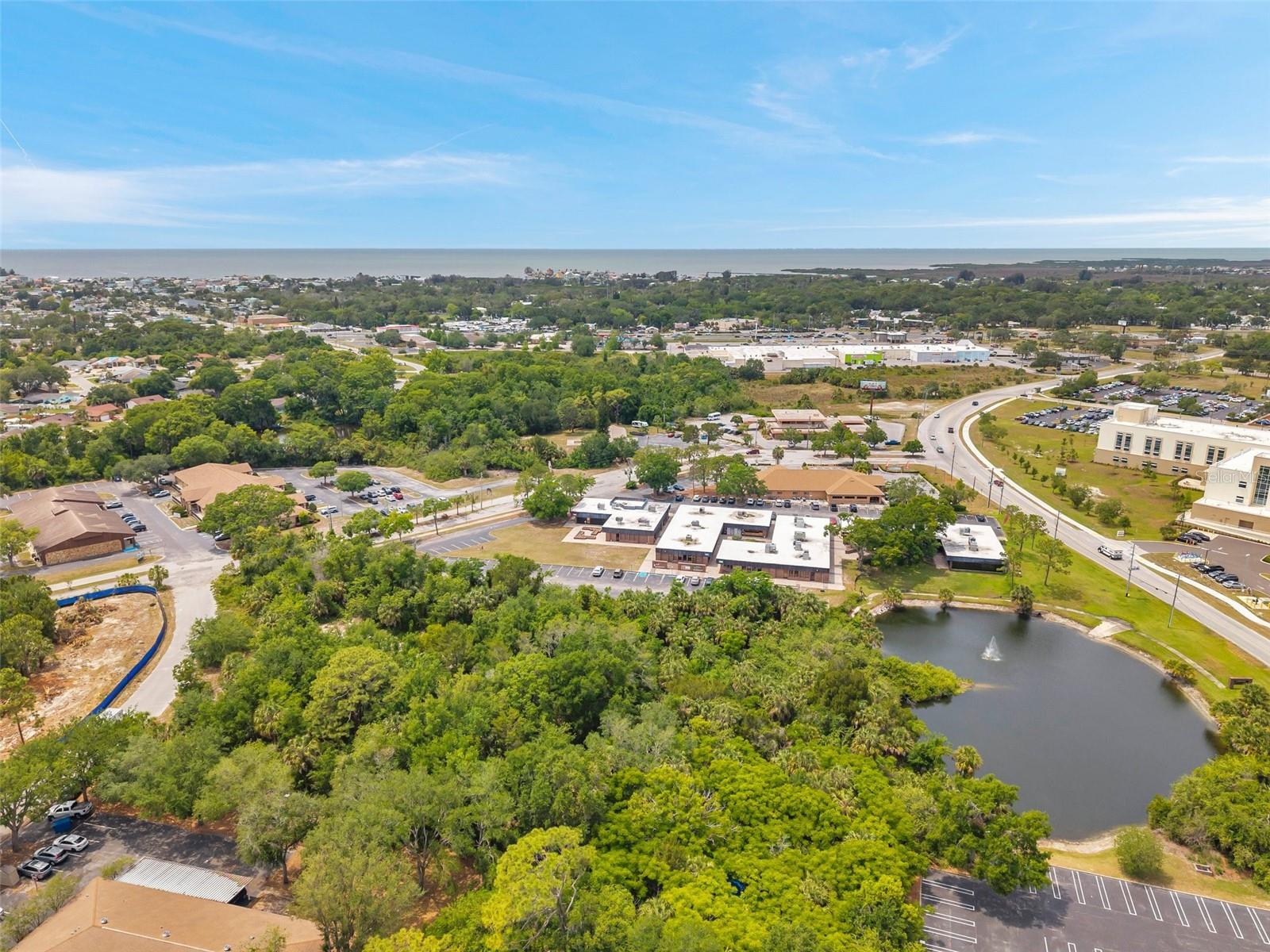 Listing photo id 42 for Lakeshore Boulevard