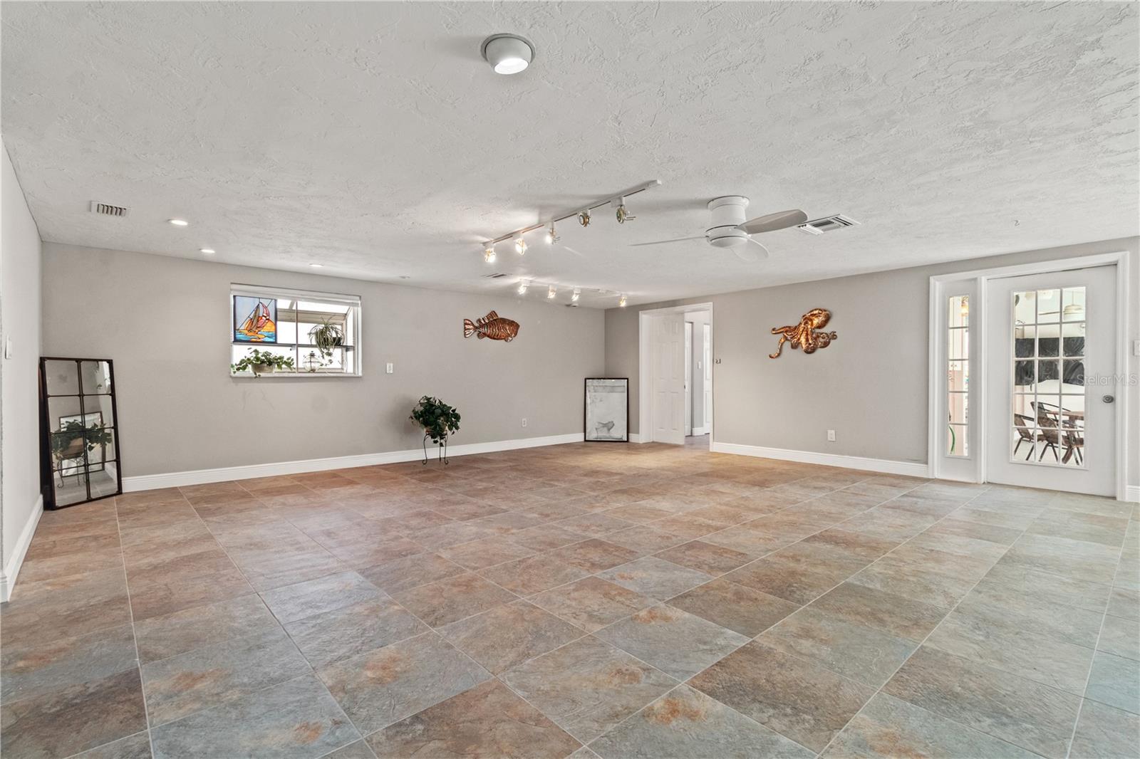 Image 7 of 40 For 4931 Pelican Dr