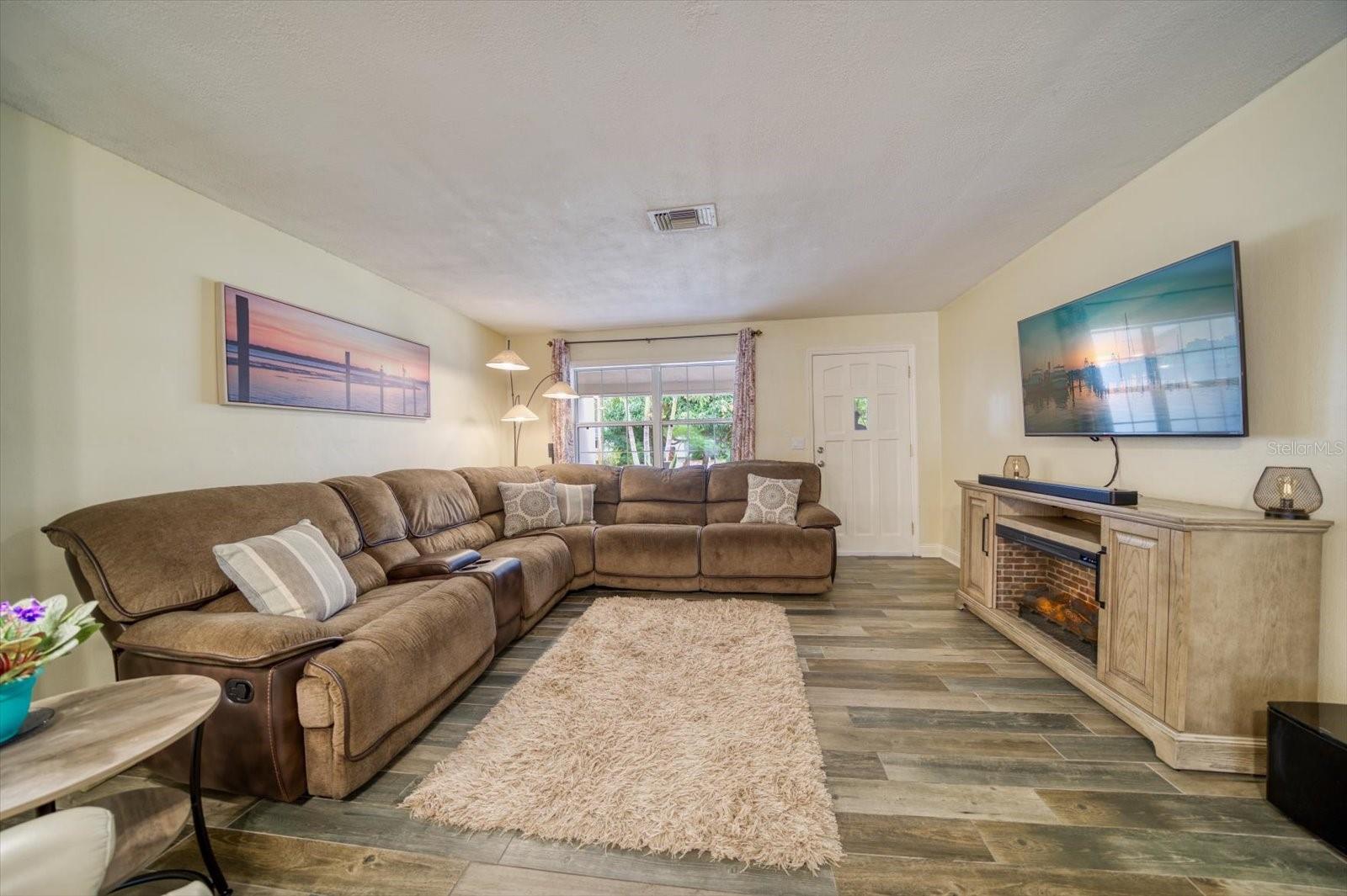 Image 3 of 40 For 2202 Lauren Dr