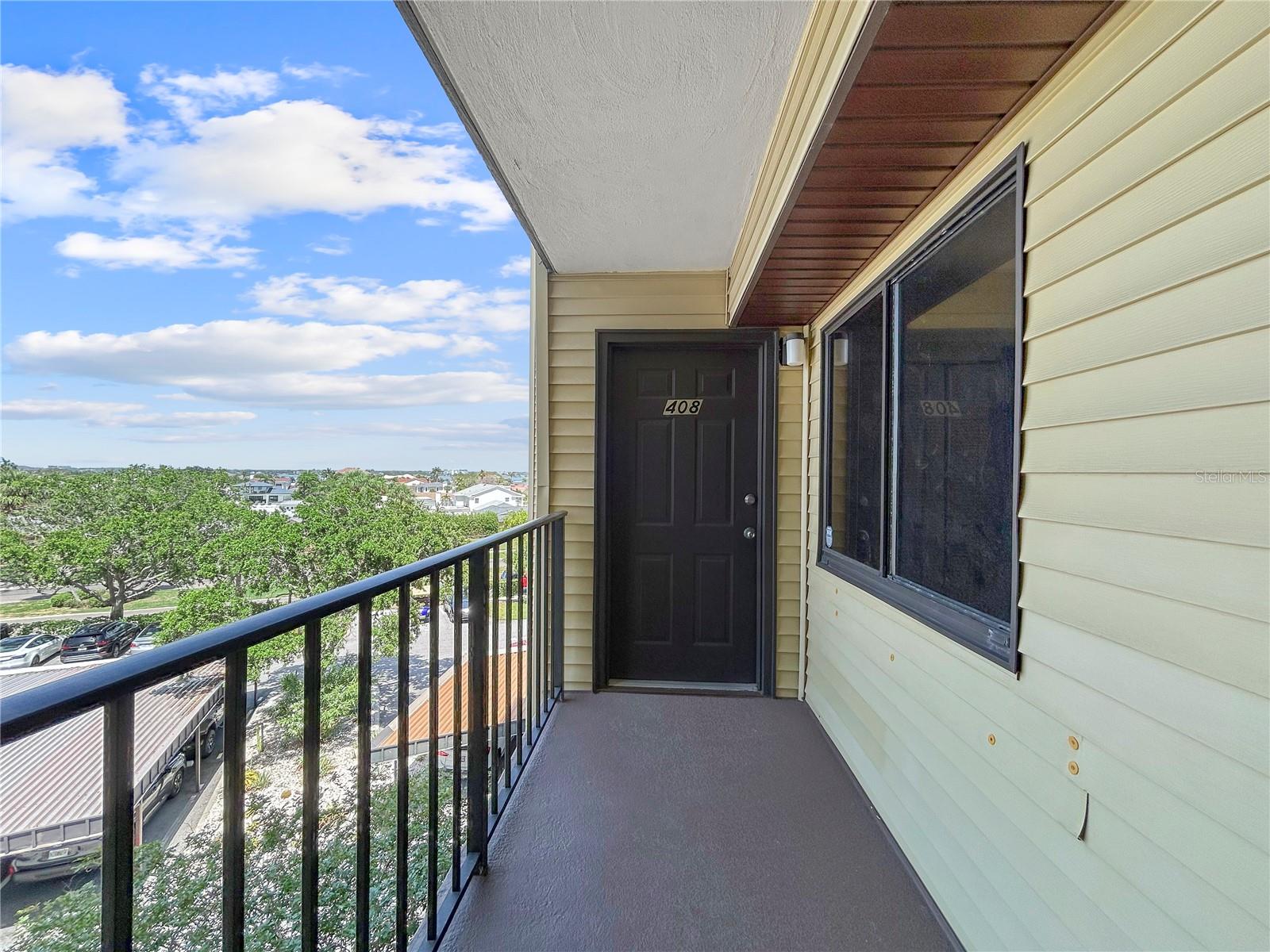 Image 17 of 30 For 650 Island Way 408