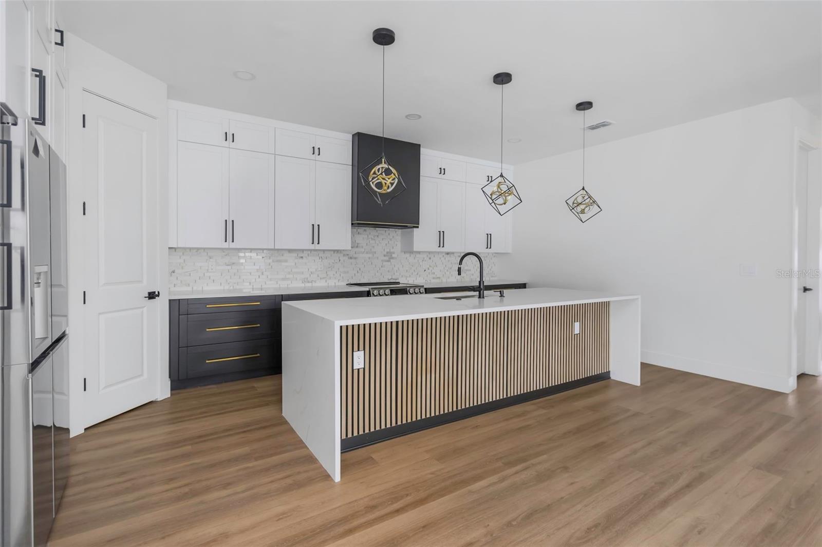 Listing photo id 8 for 2328 La Salle Street