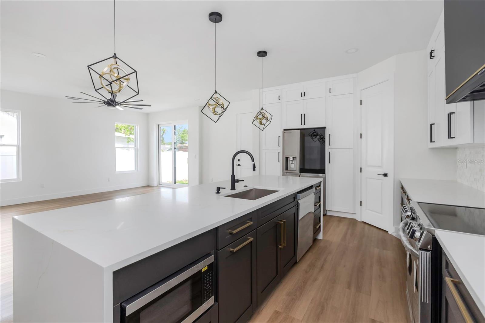 Listing photo id 9 for 2328 La Salle Street