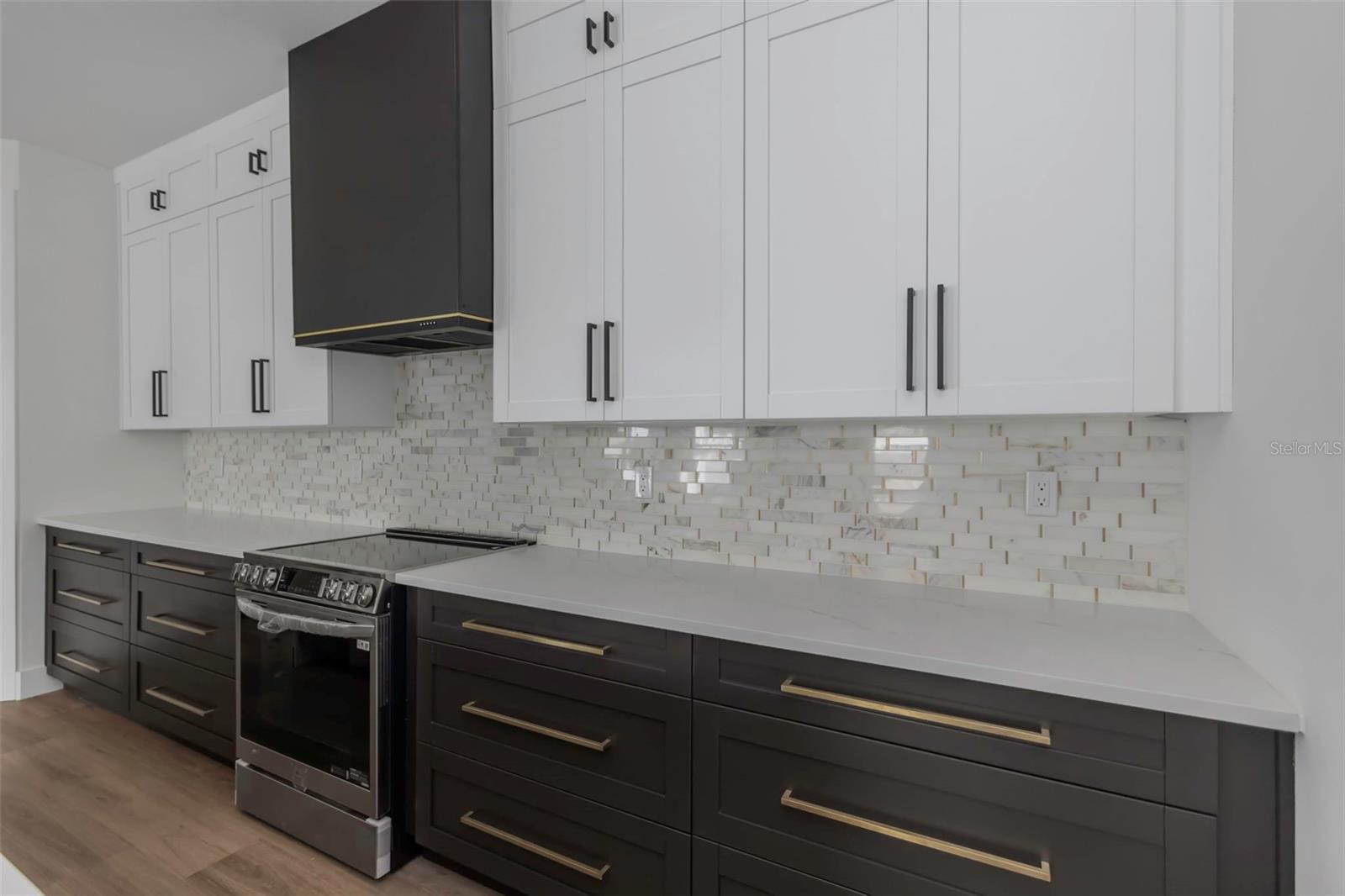 Listing photo id 11 for 2328 La Salle Street