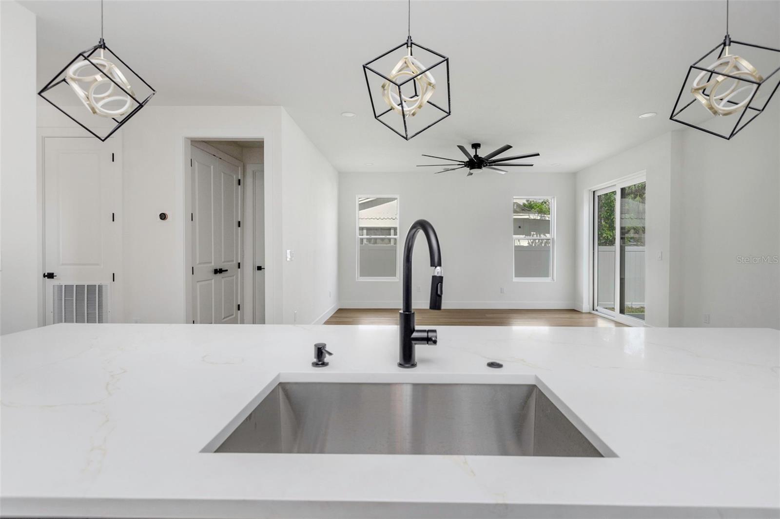 Listing photo id 12 for 2328 La Salle Street