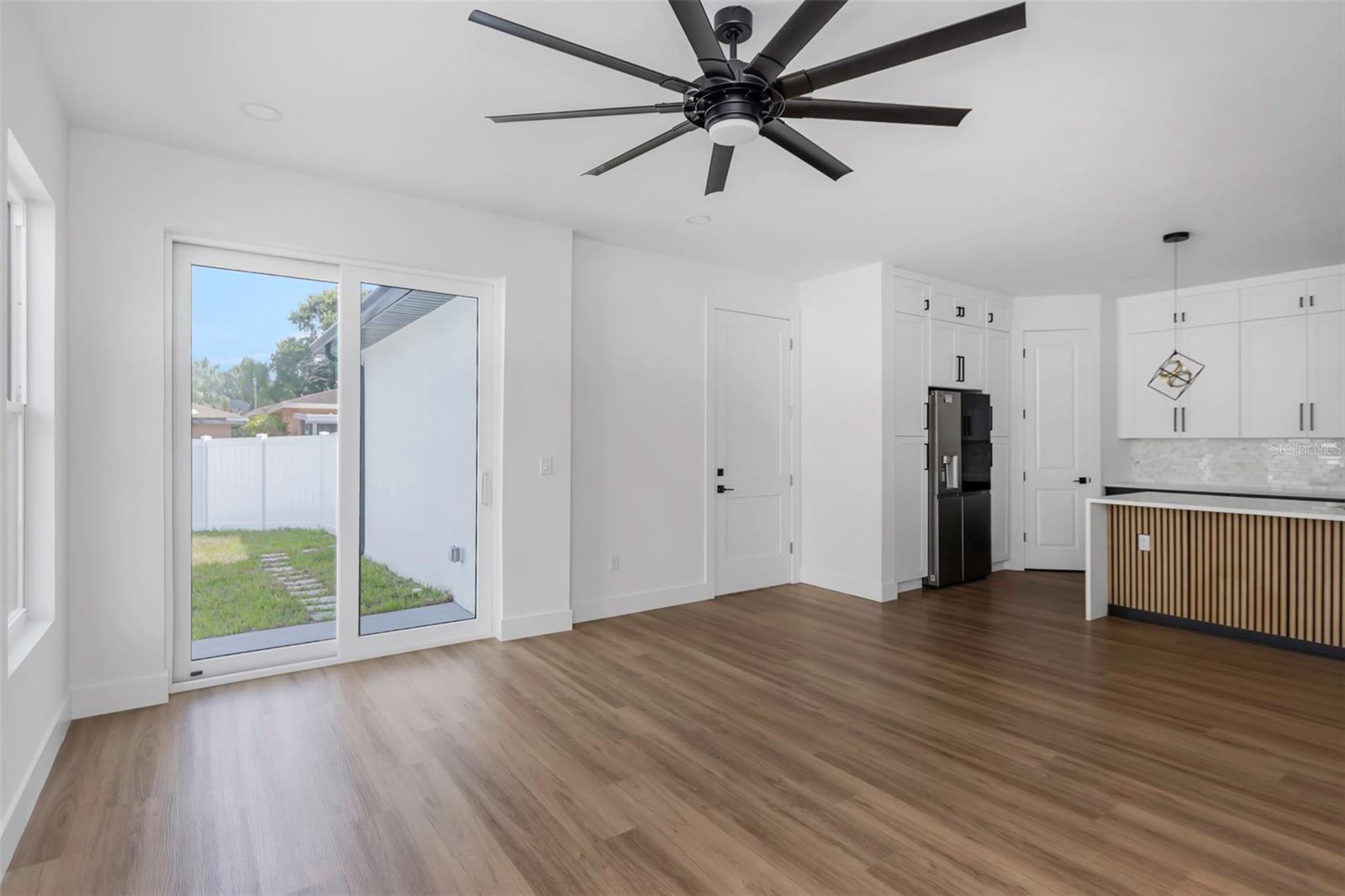 Listing photo id 13 for 2328 La Salle Street