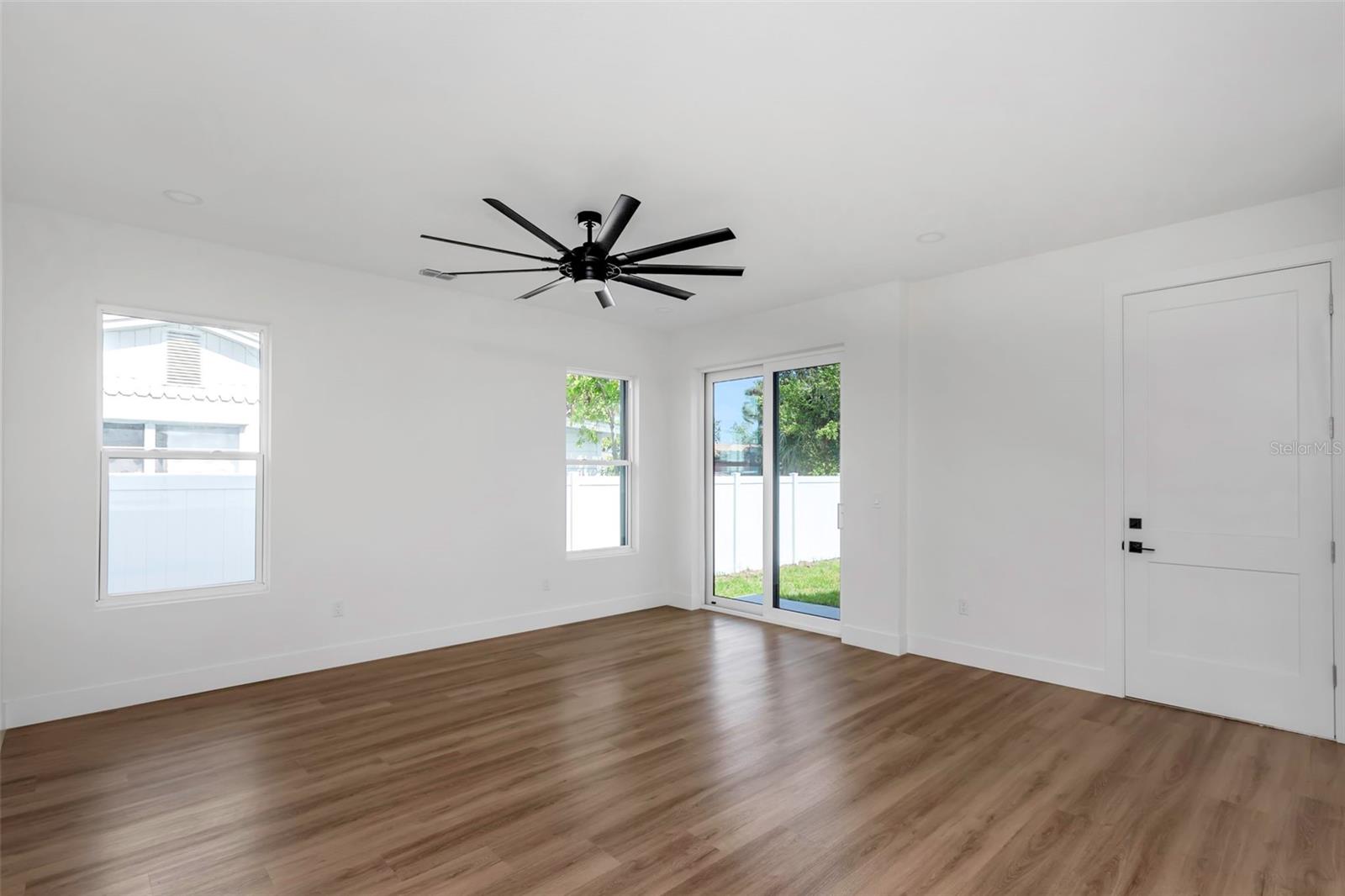 Listing photo id 14 for 2328 La Salle Street