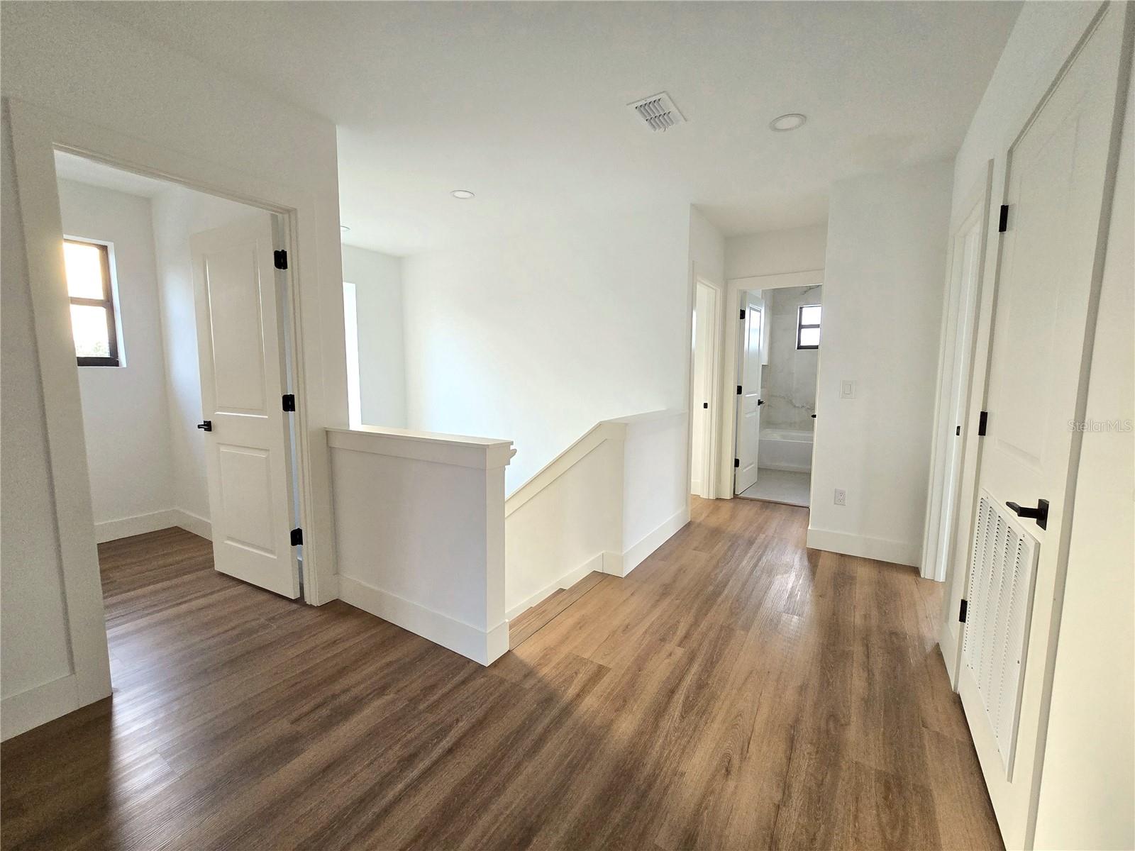 Listing photo id 17 for 2328 La Salle Street