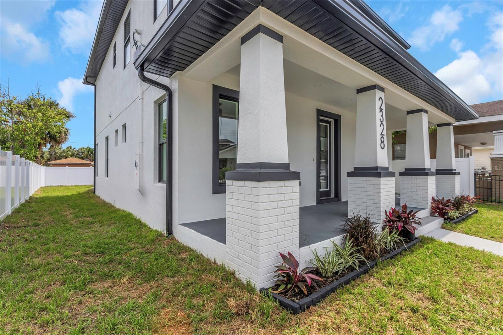 Listing photo id 0 for 2328 La Salle Street
