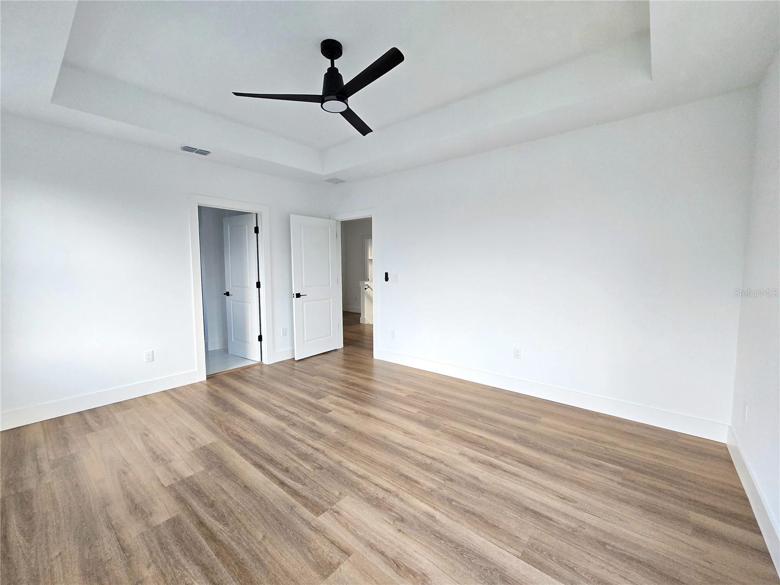 Listing photo id 18 for 2328 La Salle Street