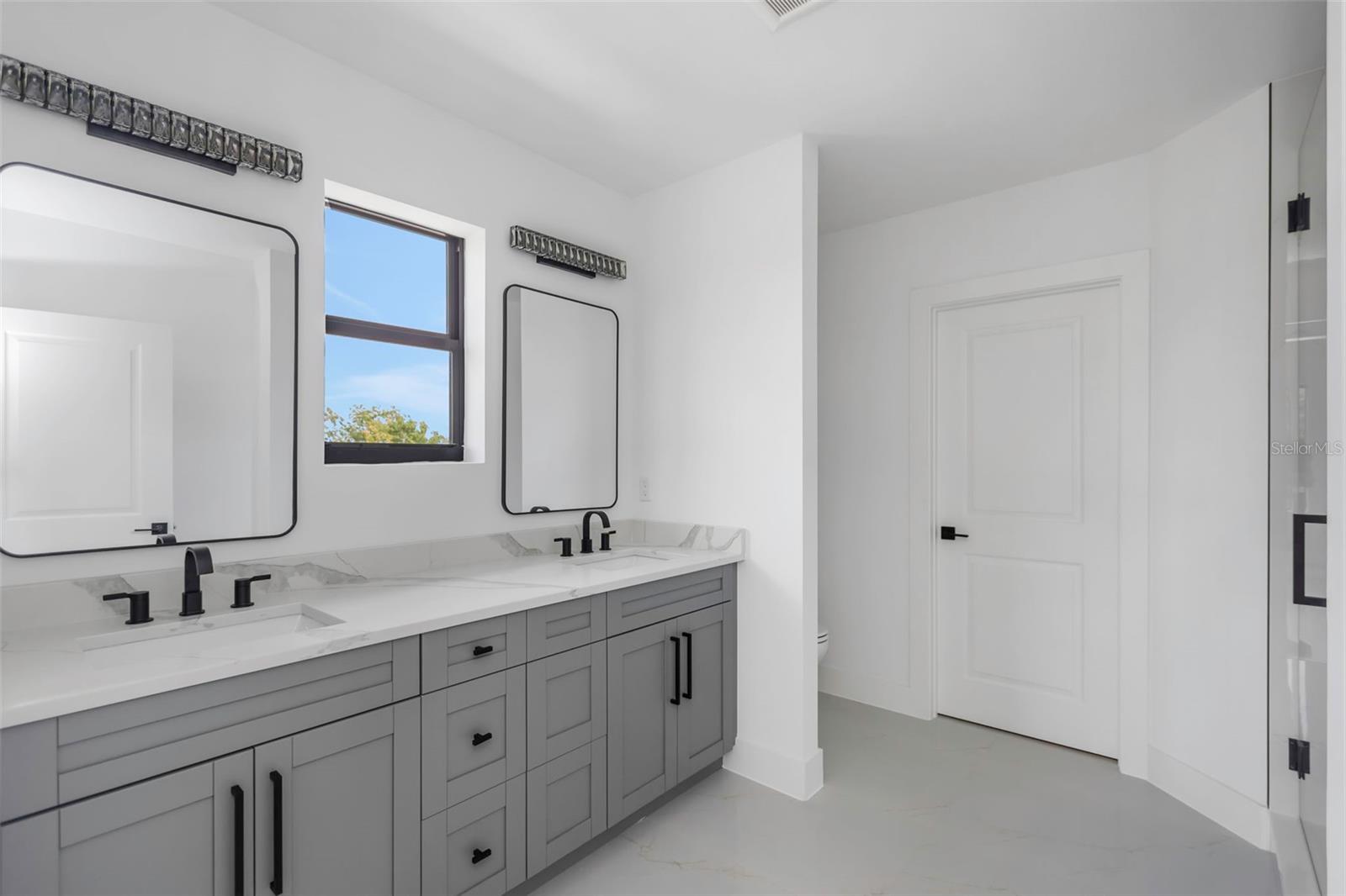 Listing photo id 19 for 2328 La Salle Street