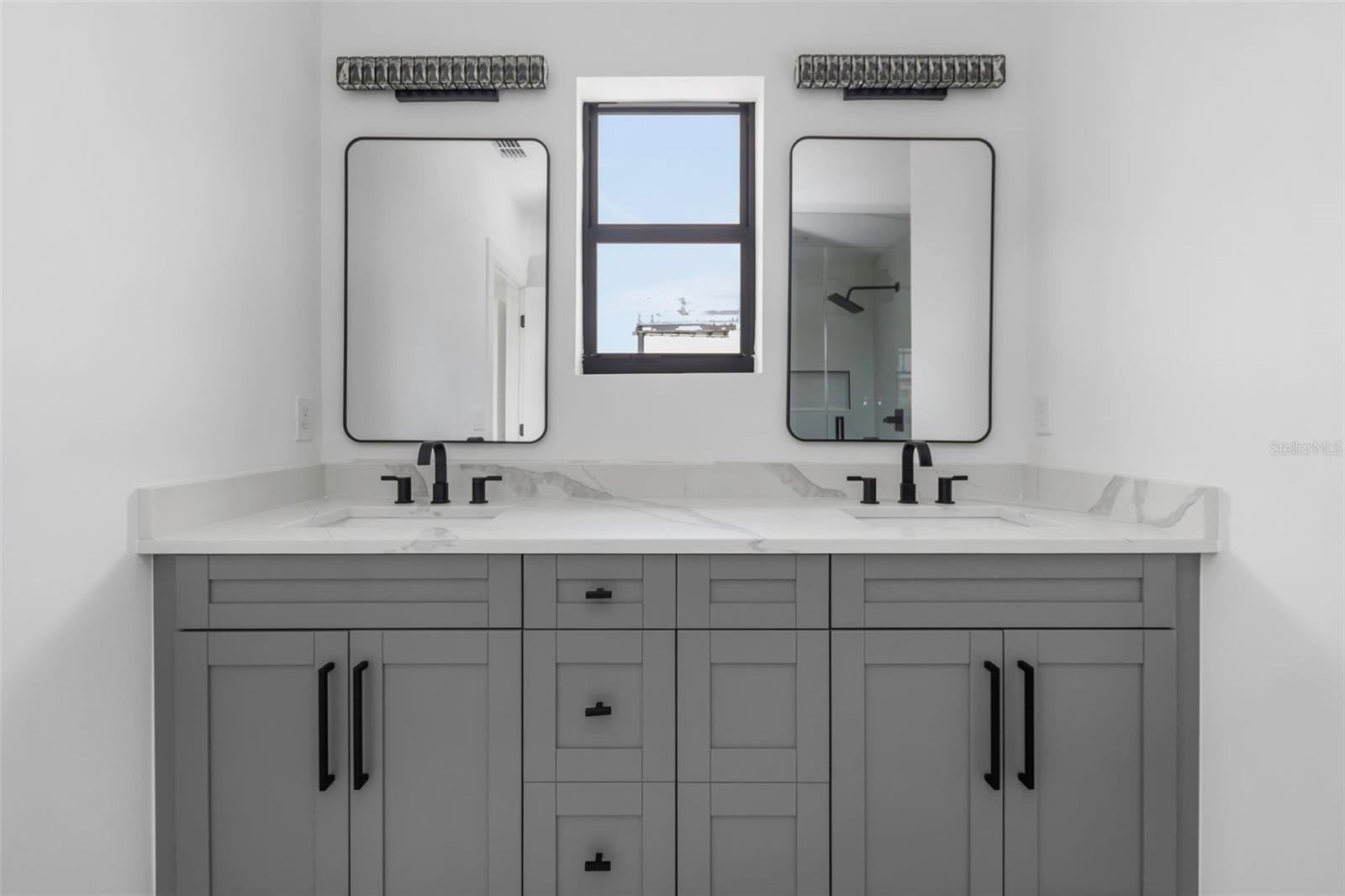 Listing photo id 20 for 2328 La Salle Street