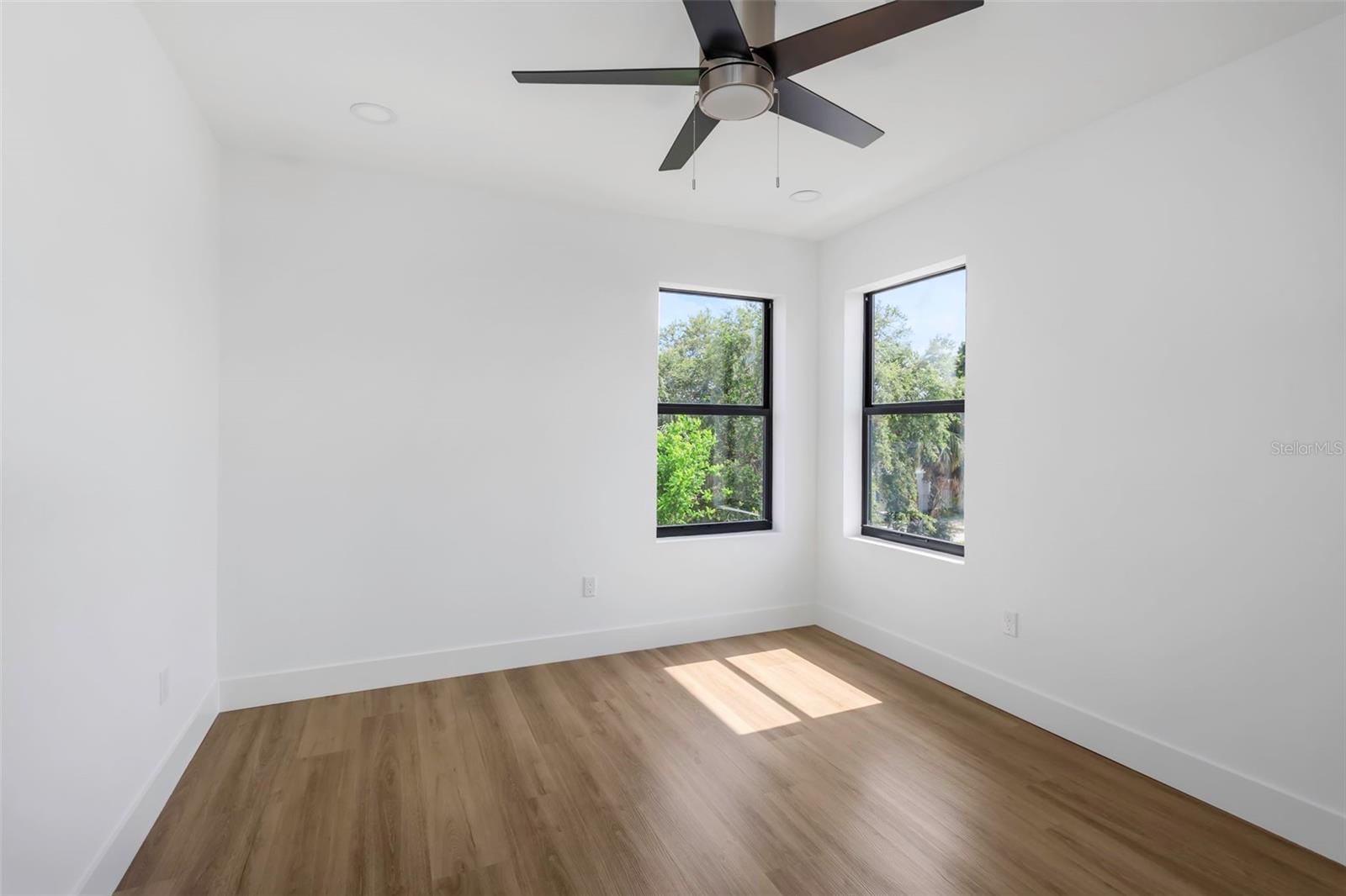 Listing photo id 23 for 2328 La Salle Street