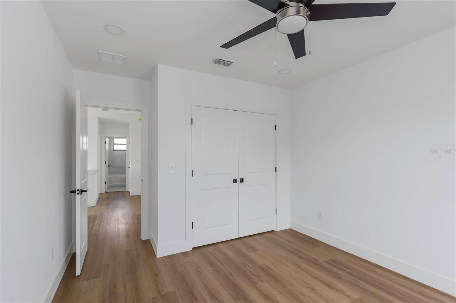 Listing photo id 24 for 2328 La Salle Street