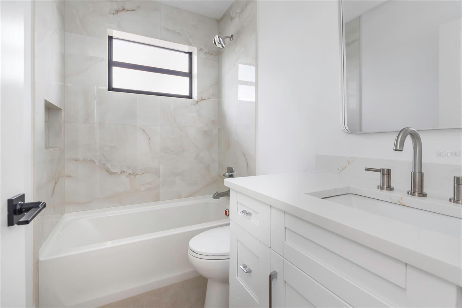 Listing photo id 25 for 2328 La Salle Street