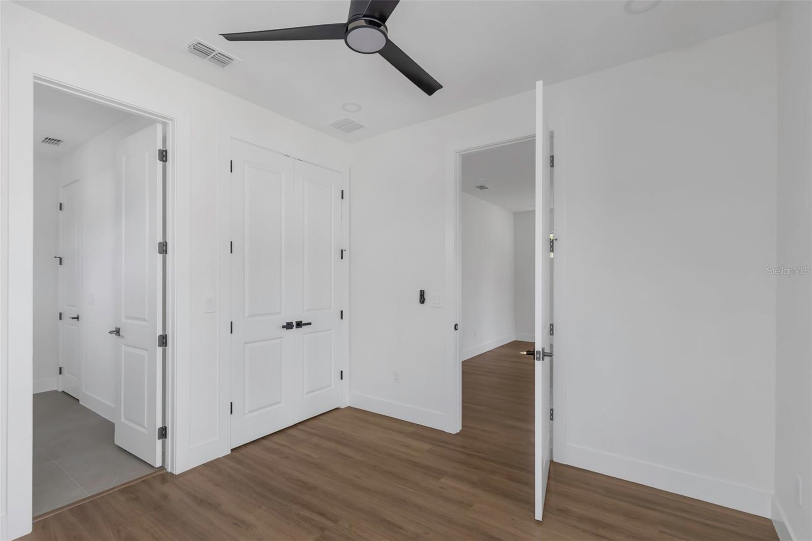 Listing photo id 28 for 2328 La Salle Street