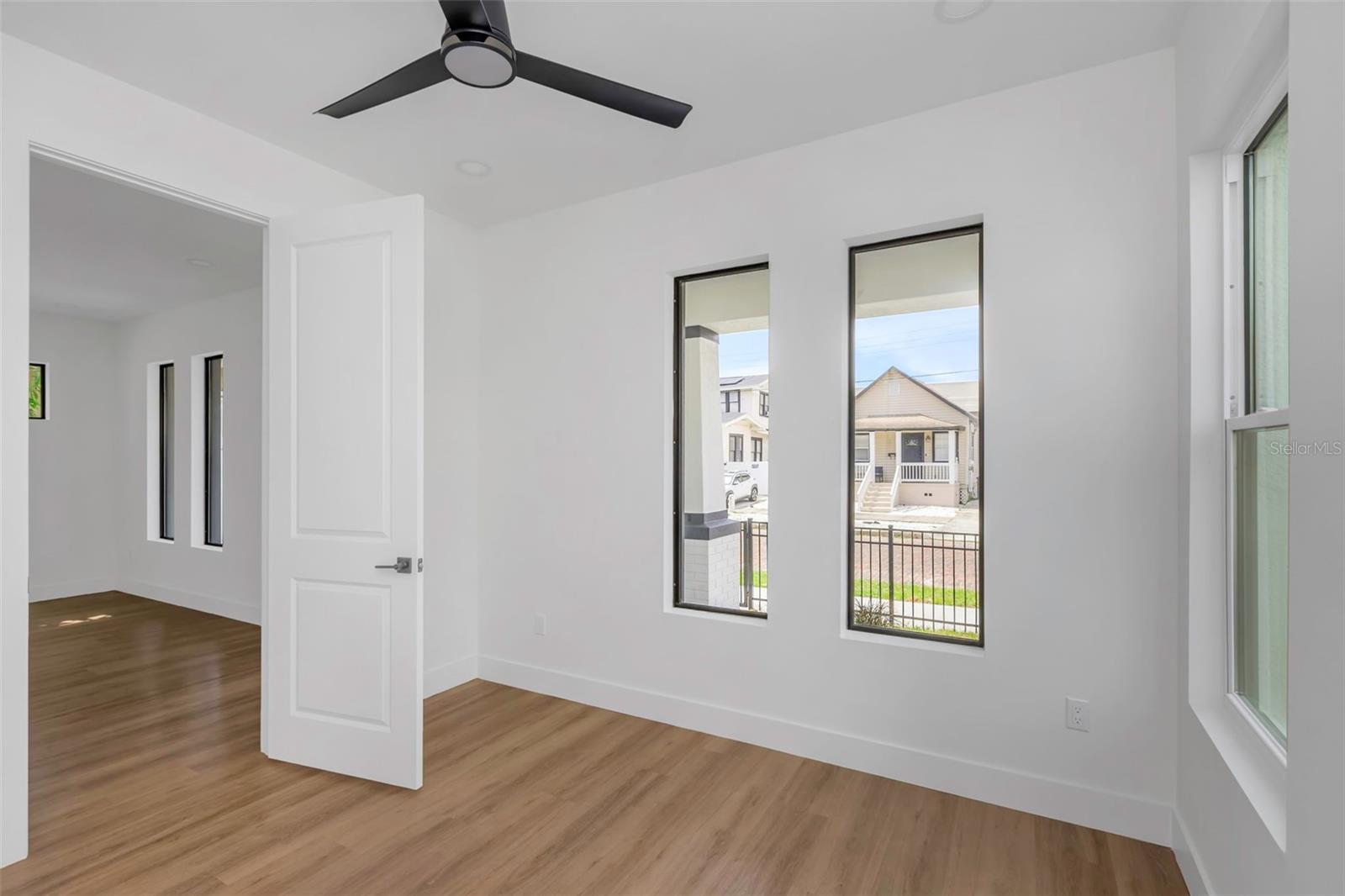 Listing photo id 29 for 2328 La Salle Street