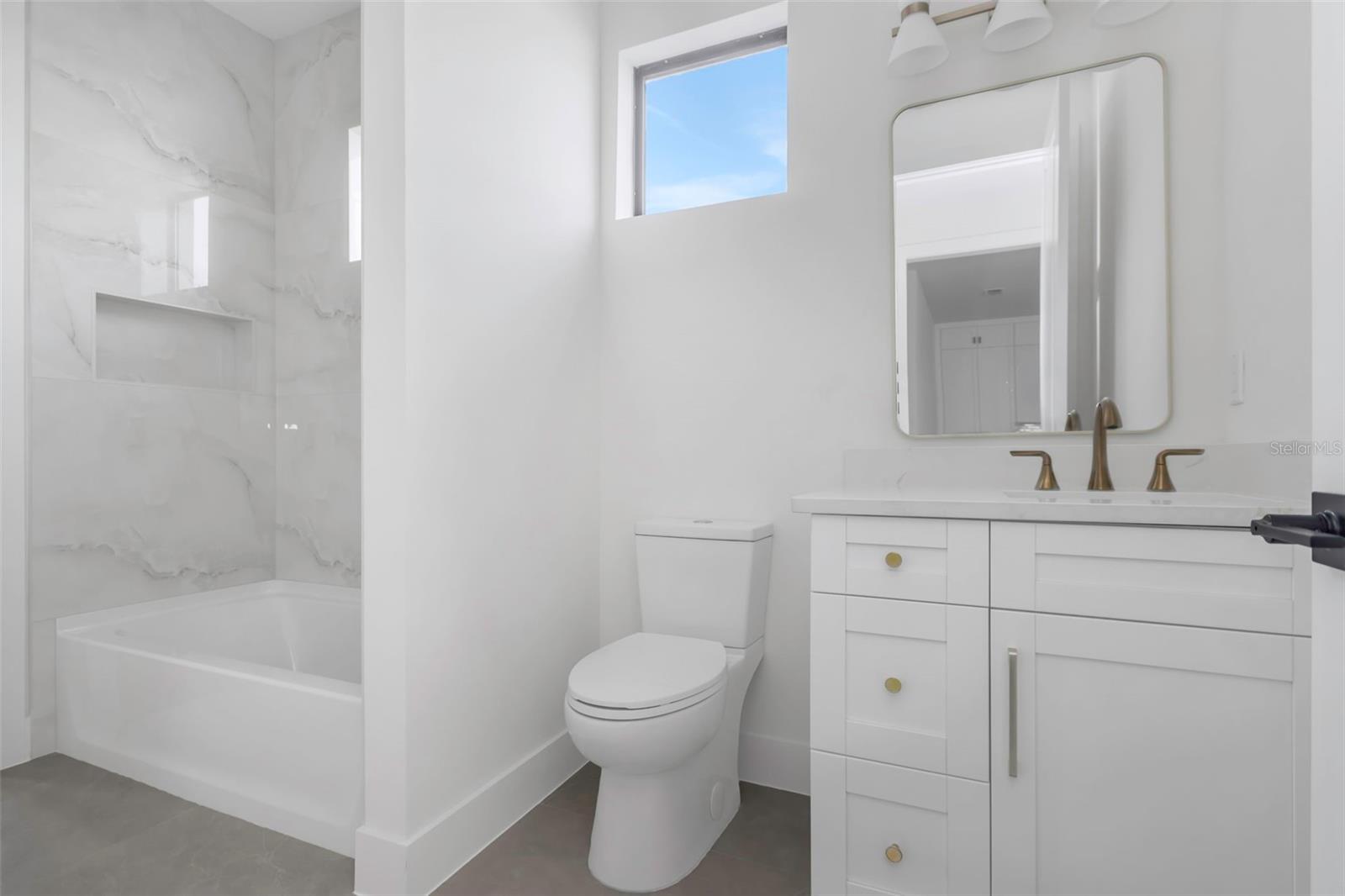 Listing photo id 30 for 2328 La Salle Street