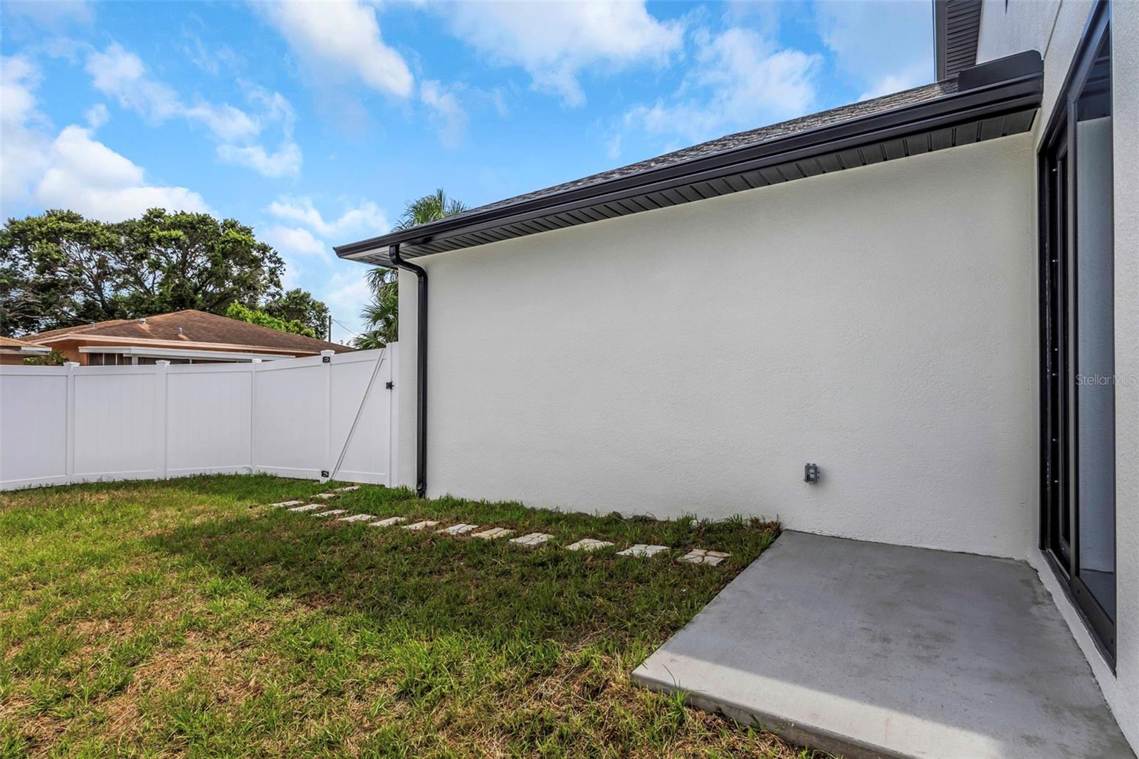 Listing photo id 32 for 2328 La Salle Street