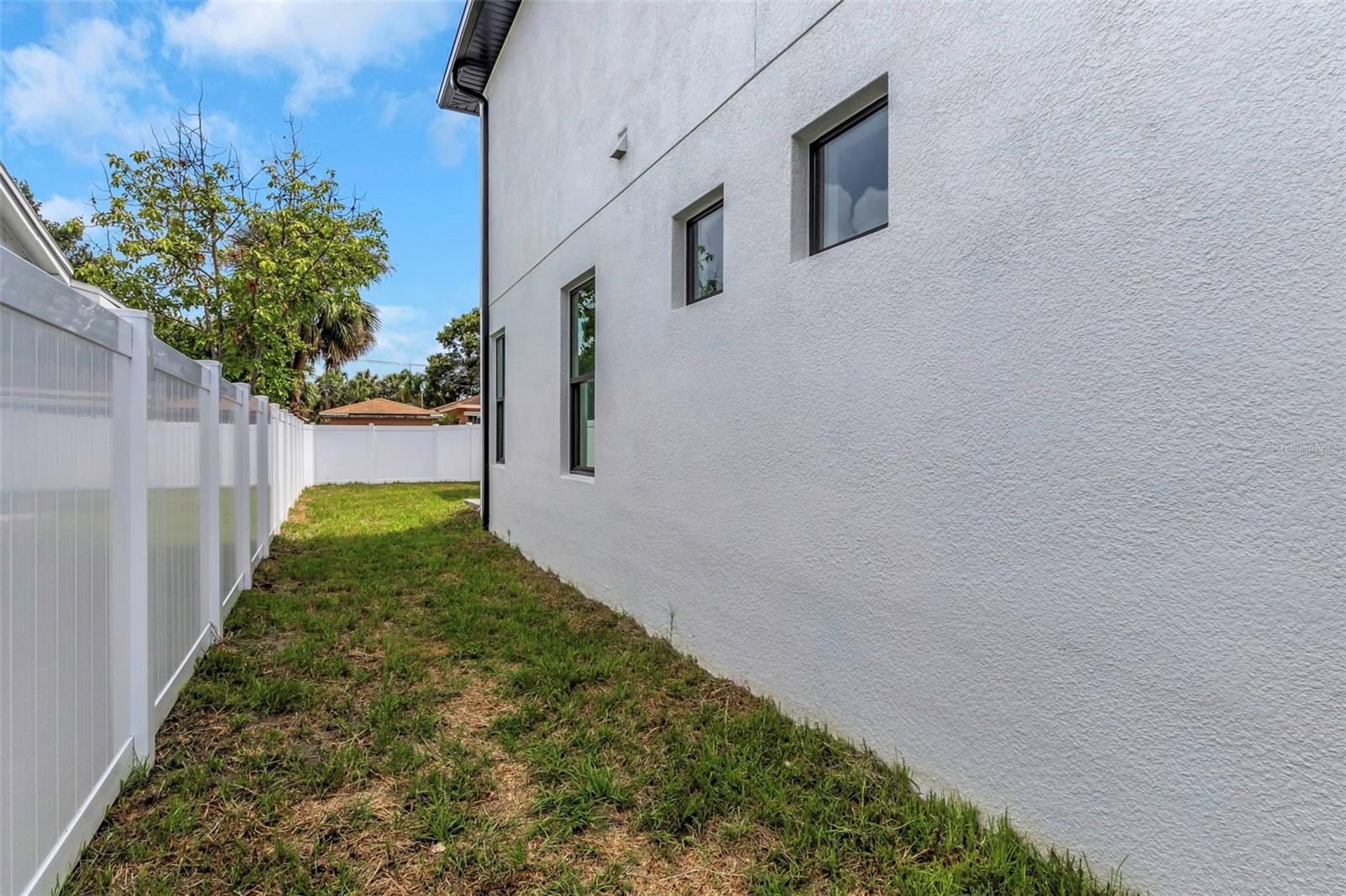 Listing photo id 34 for 2328 La Salle Street