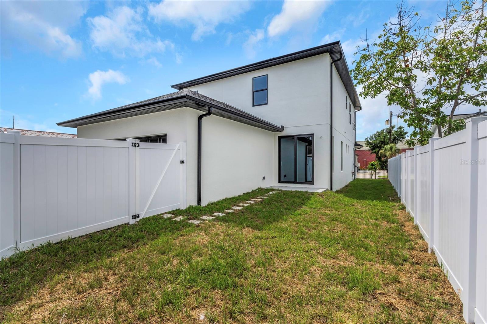 Listing photo id 35 for 2328 La Salle Street