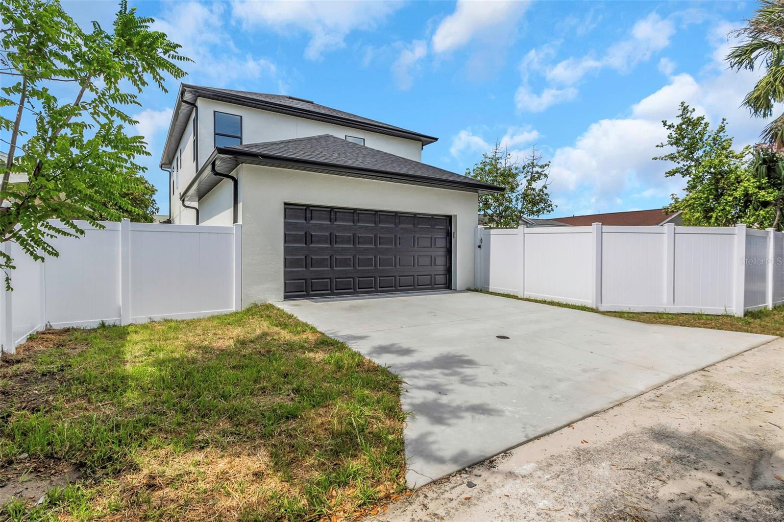 Listing photo id 37 for 2328 La Salle Street
