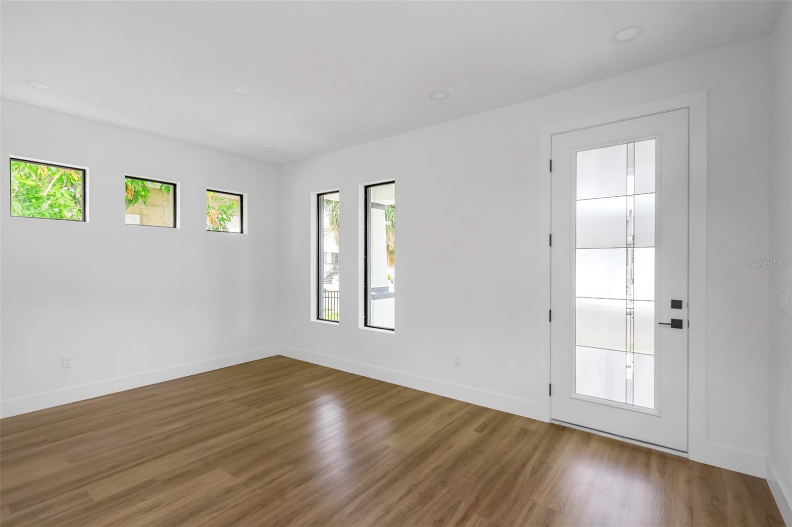 Listing photo id 2 for 2328 La Salle Street