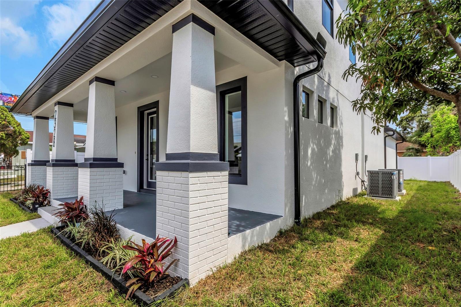 Listing photo id 38 for 2328 La Salle Street