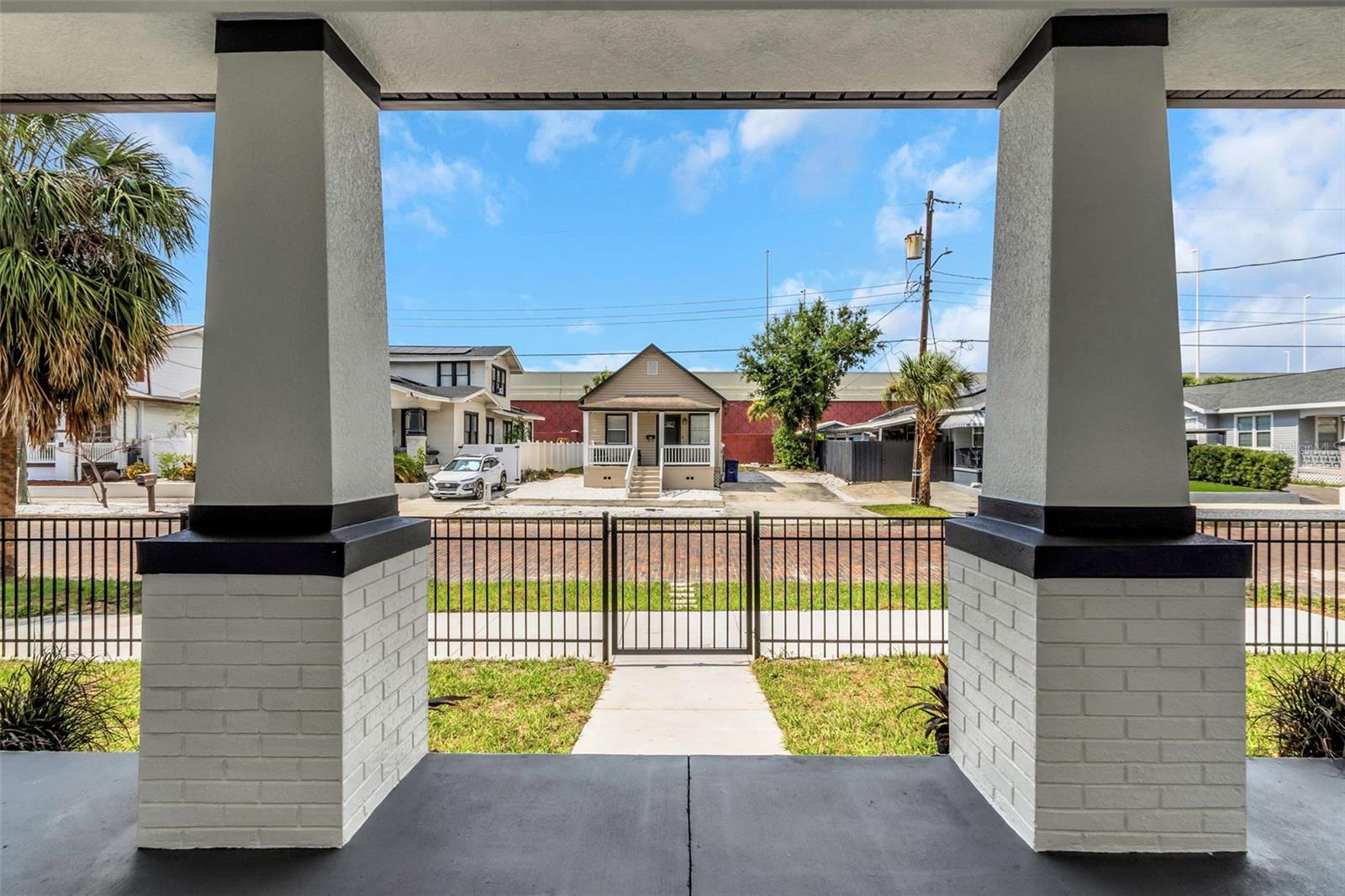 Listing photo id 39 for 2328 La Salle Street