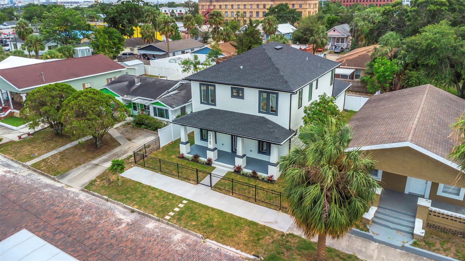 Listing photo id 40 for 2328 La Salle Street