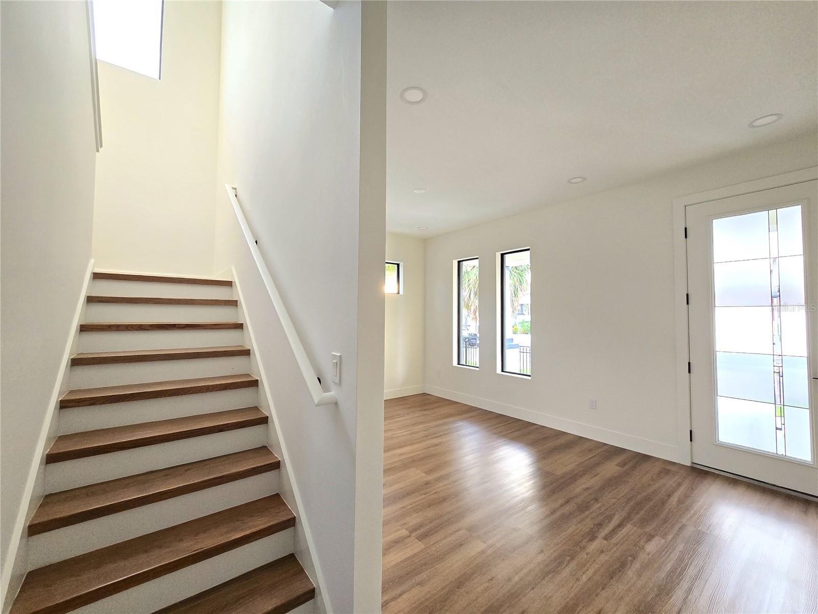 Listing photo id 3 for 2328 La Salle Street