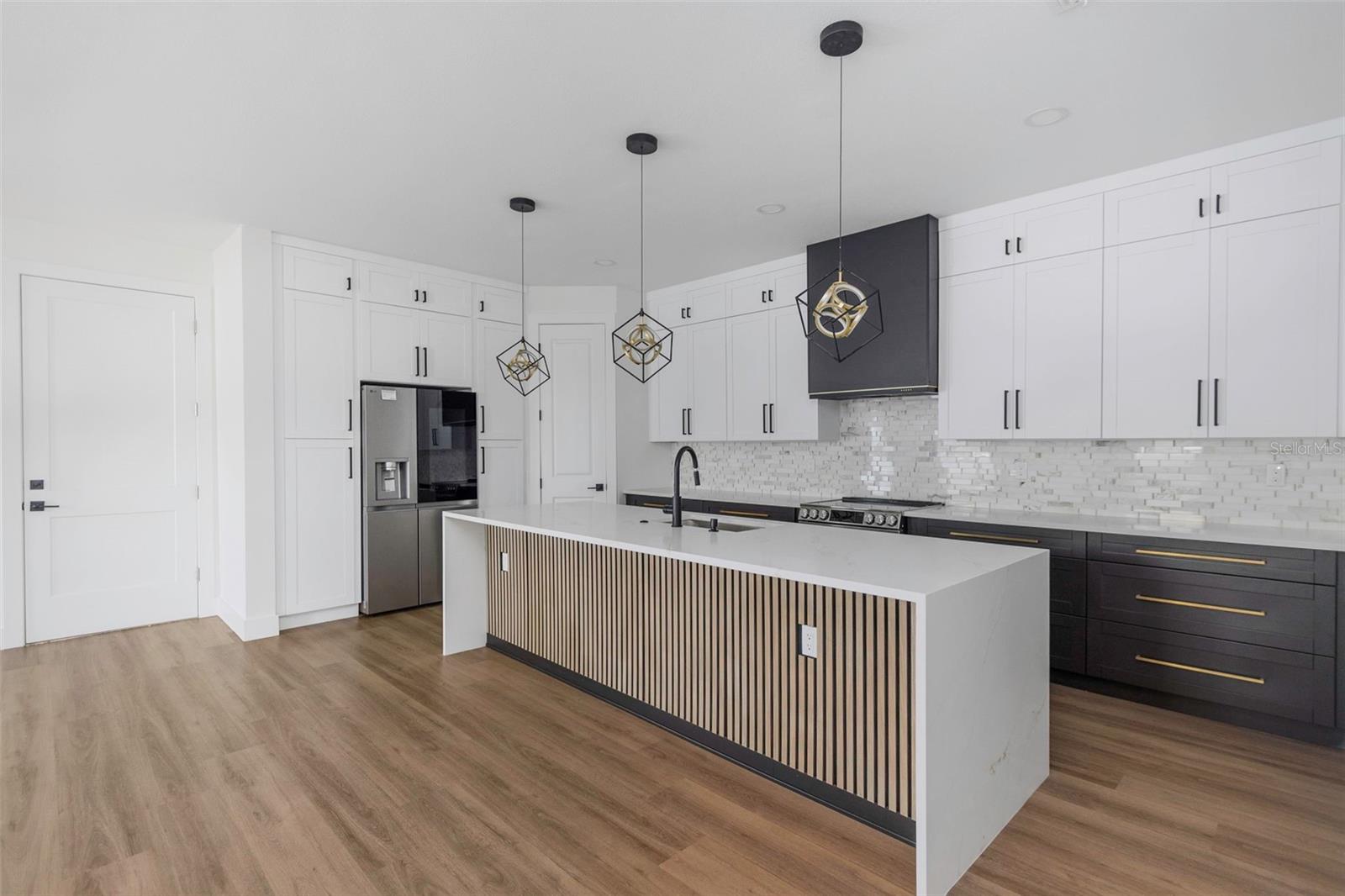 Listing photo id 4 for 2328 La Salle Street