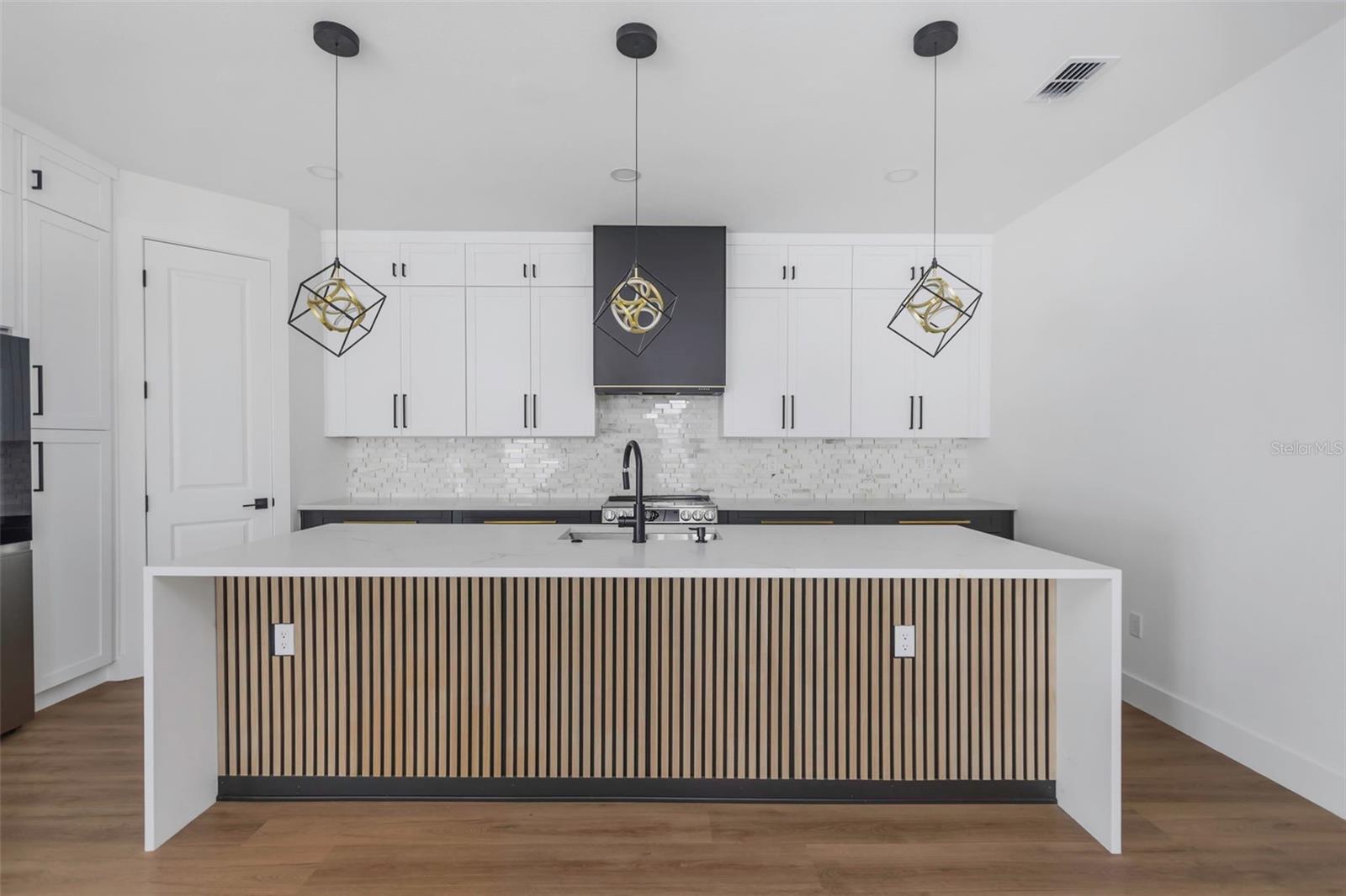 Listing photo id 5 for 2328 La Salle Street