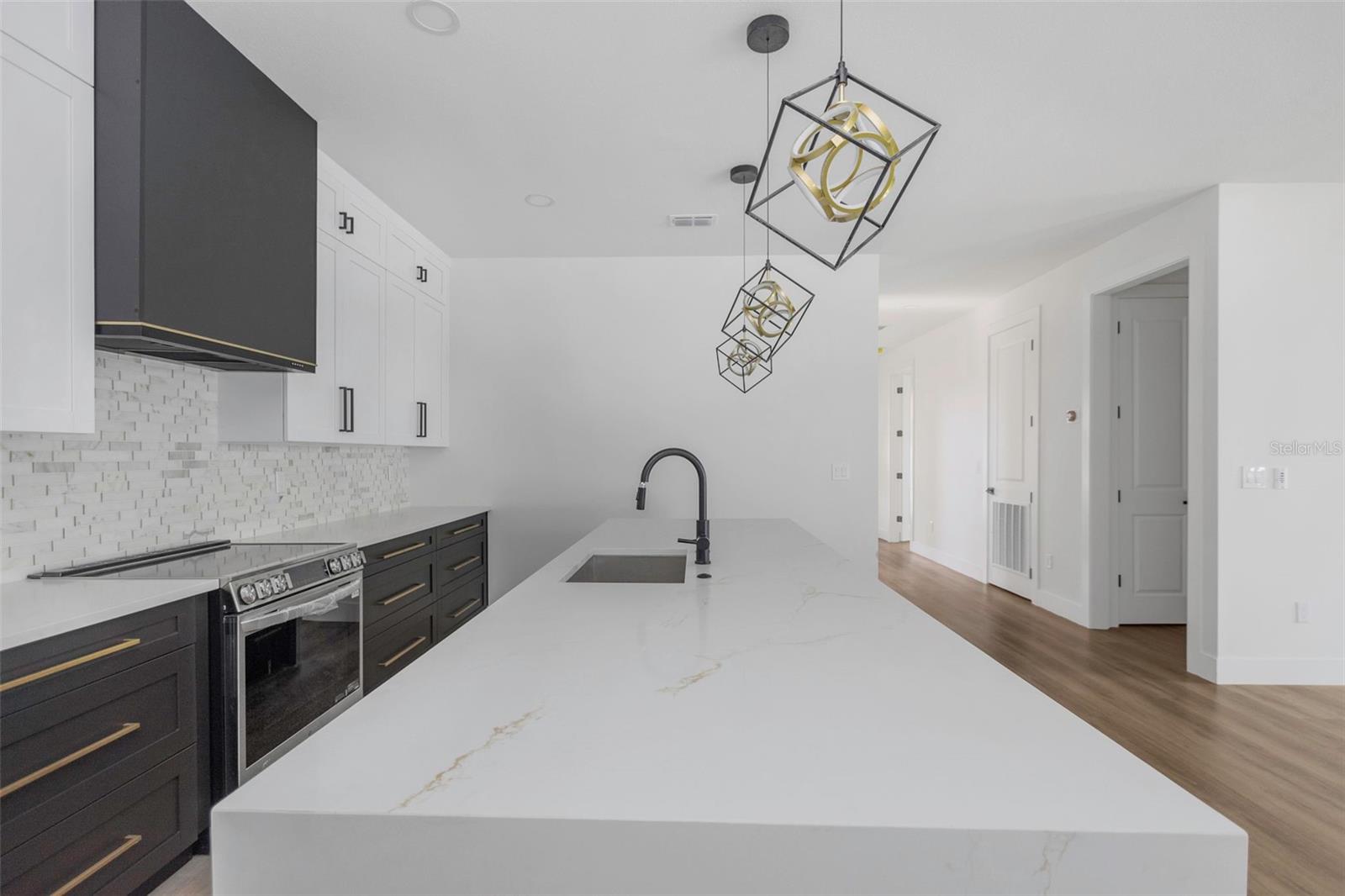 Listing photo id 6 for 2328 La Salle Street
