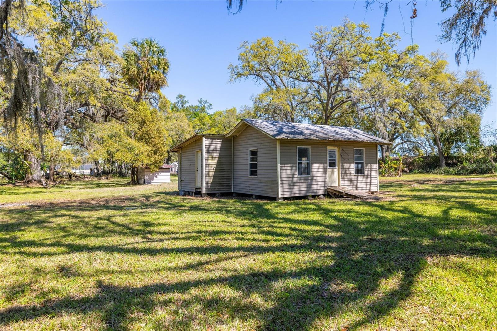 Image 18 of 46 For 11336 Russell Drive